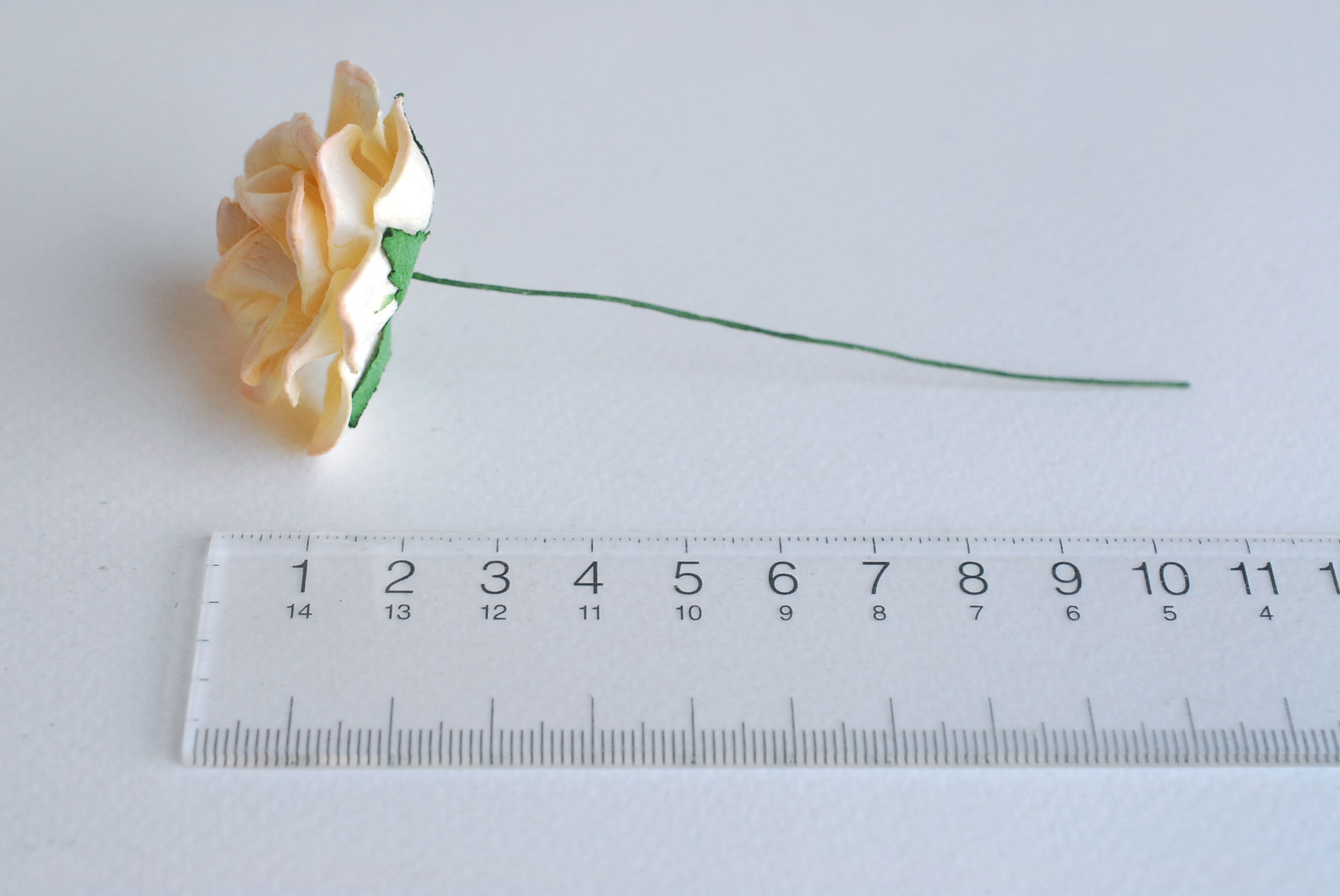 ดอกไม้กระดาษสา ดอกกุหลาบกระดาษสา ดอกไม้กุหลาบ กลีบโค้ง ดอกไม้ประดิษฐ์ สำหรับตกแต่ง หรืองานแต่งงาน สีพีชอ่อนปัดครีมขนาด 3.5 cm. จำนวน 25 ดอก Paper flowers, handmade flowers, small roses paper size 3.5 cm. 25 pieces, peach brush cream color.