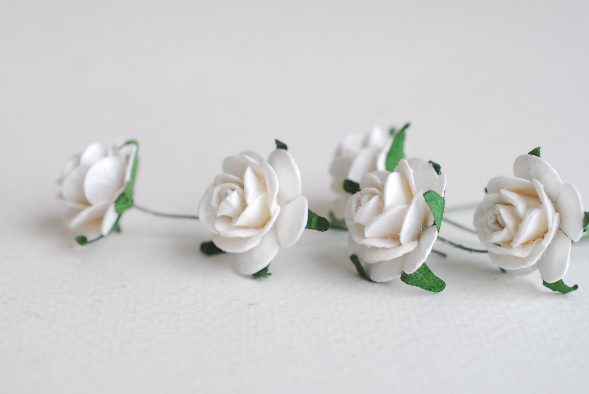 ดอกไม้กระดาษสา ราคาส่ง, ดอกกุหลาบกระดาษสา ดอกไม้ประดิษฐ์ ตกแต่งงานแต่งงาน ขนา่ด 2.00 cm., สำหรับของชำร่วย, งานแต่งงาน, ดอกไม้ทำข้อมือเจ้าสาว สีขาว จำนวน 50 ดอก Paper flower,50 Pieces mulberry rose, 2 cm. white color.