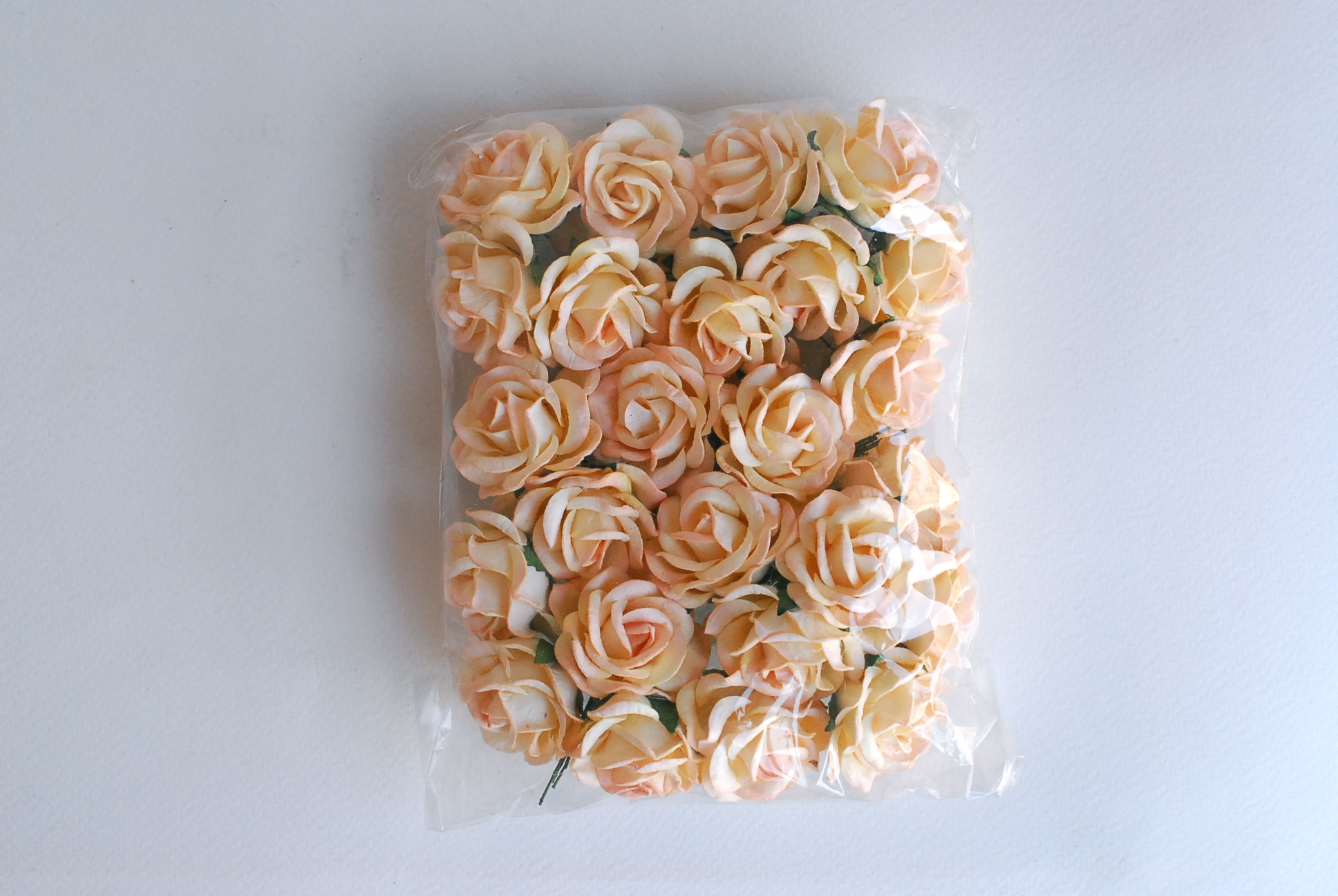 ดอกไม้กระดาษสา ดอกกุหลาบกระดาษสา ดอกไม้กุหลาบ กลีบโค้ง ดอกไม้ประดิษฐ์ สำหรับตกแต่ง หรืองานแต่งงาน สีพีชอ่อนปัดครีมขนาด 3.5 cm. จำนวน 25 ดอก Paper flowers, handmade flowers, small roses paper size 3.5 cm. 25 pieces, peach brush cream color.