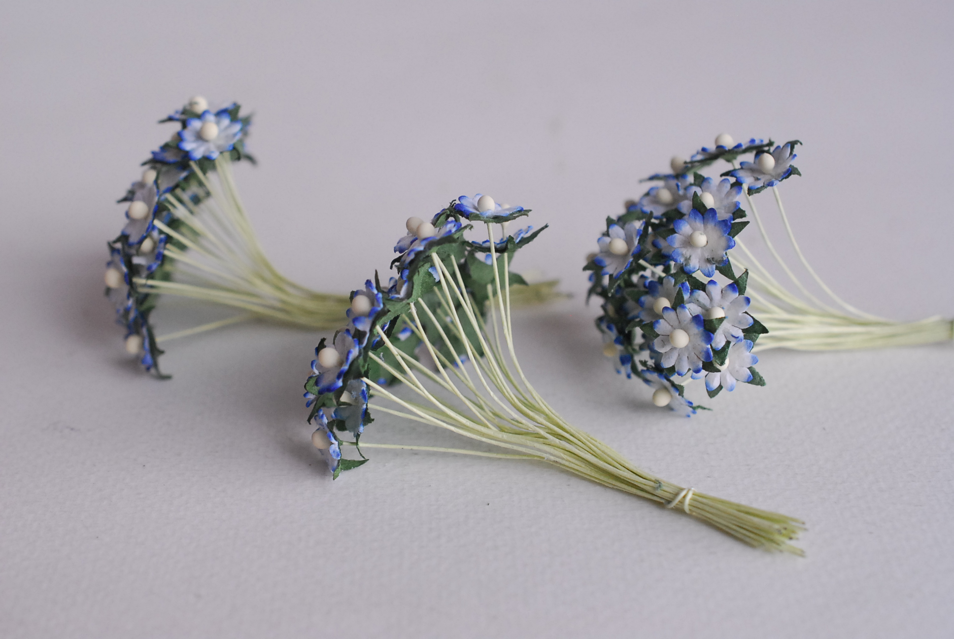 ดอกไม้กระดาษสา ดอกไม้กระดาษสาราคาส่ง ดอกไม้กระดาษสำหรับตกแต่ง งานแต่งงาน หรือติดของชำร่วย ดอกเดซี่ 100 ดอก ขนาด 0.8 cm. สีน้ำเงินปัดขาว Small Paper Flower with stem, 100 pcs., size 0.8 cm., daisy flowers 2 layers, blue brush white color.