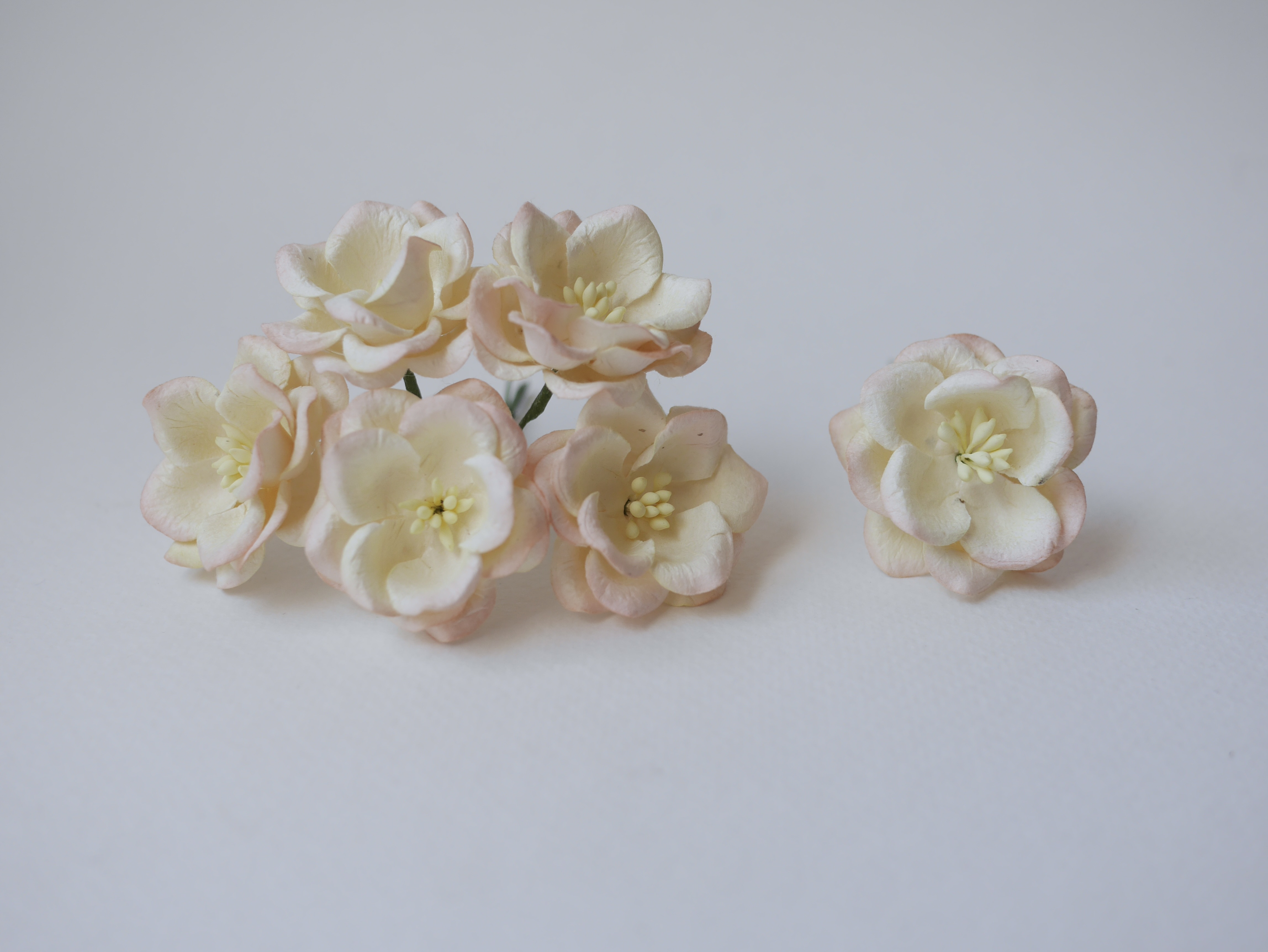 ดอกไม้กระดาษสา ดอกกุหลาบกระดาษสา ดอกไม้กุหลาบ กลีบโค้ง ดอกไม้ประดิษฐ์ สำหรับตกแต่ง หรืองานแต่งงาน สีพีชอ่อนปัดครีมขนาด 3.5 cm. จำนวน 25 ดอก เกสรสีครีม Paper flowers, handmade flowers, small roses paper size 3.5 cm. 25 pieces, peach brush cream color. poll