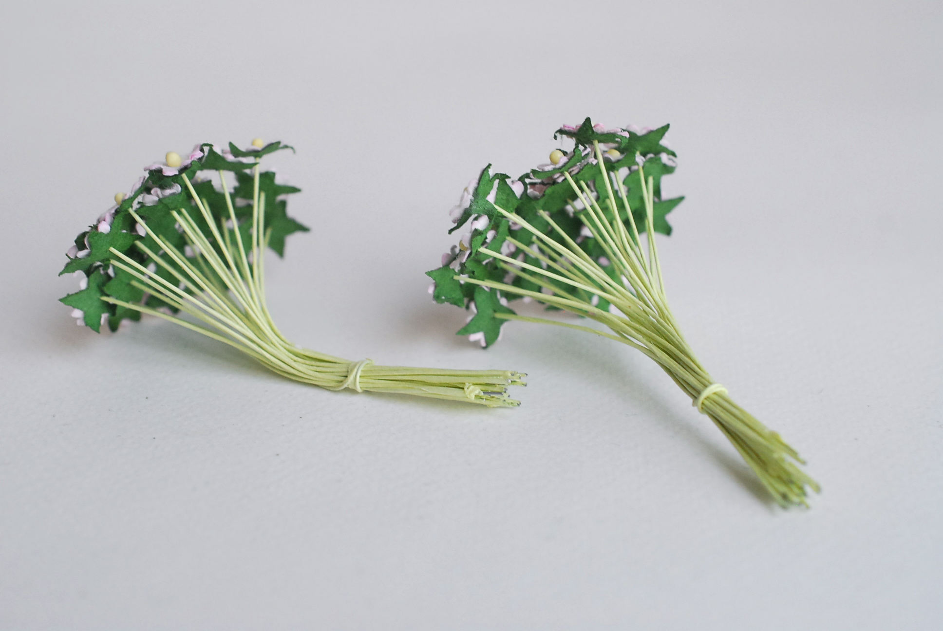 ดอกไม้กระดาษสา ดอกไม้กระดาษสาราคาส่ง ดอกไม้กระดาษสำหรับตกแต่ง งานแต่งงาน หรือติดของชำร่วย ดอกเดซี่ 100 ดอก ขนาด 0.8 cm. สีชมพูอ่อนปัด Small Paper Flower with stem, 100 pcs., size 0.8 cm., daisy flowers 2 layers, soft pink brush color.