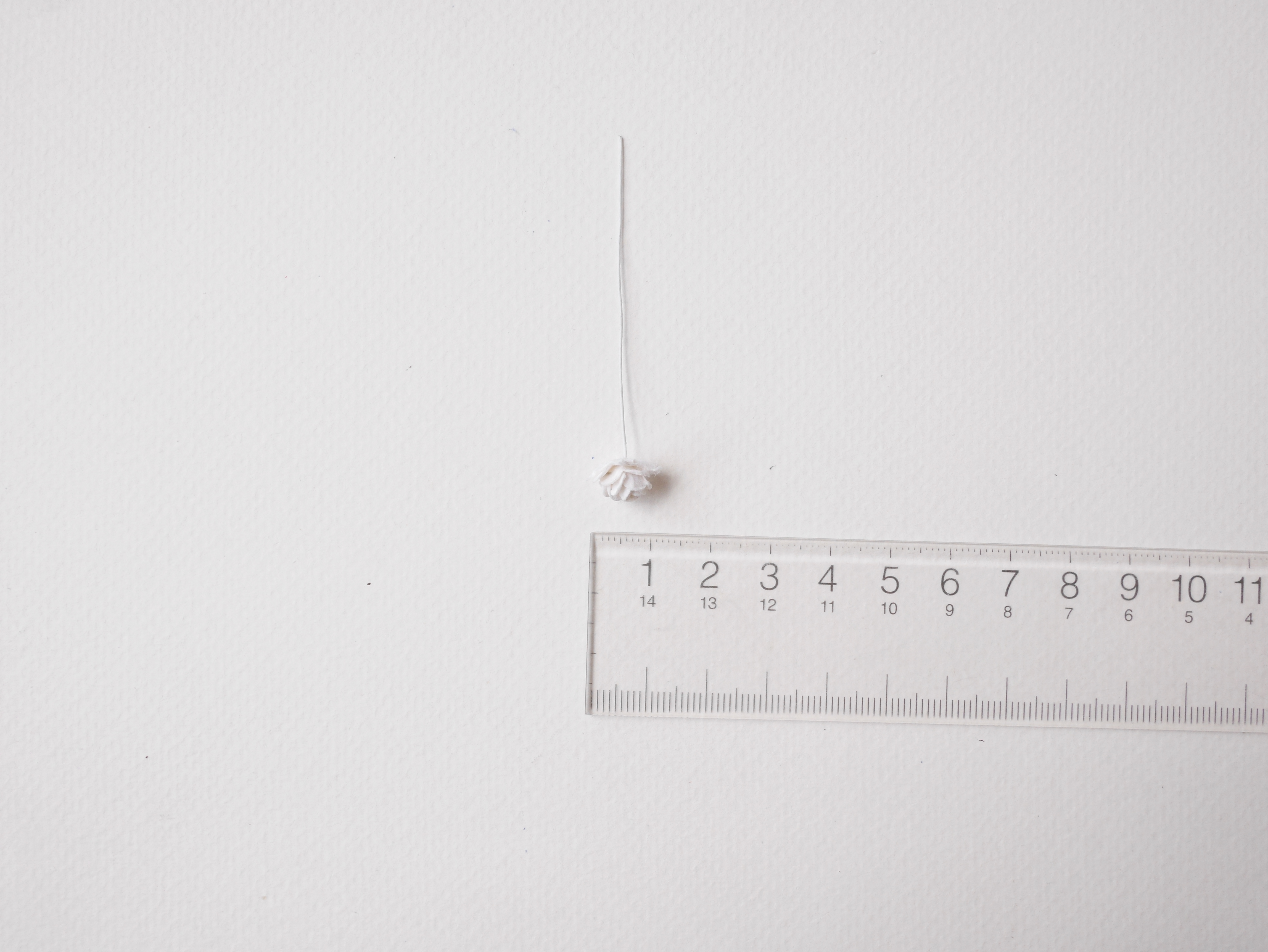 ดอกไม้กระดาษสาสำหรับตกแต่ง ของชำร่วย ดอกกุหลาบ กระดาษสา สีขาว #147 ขนาด 1 cm. จำนวน 100 ดอก/1 ถุง Small handmade rose paper flower supplies 100 pieces, white color.