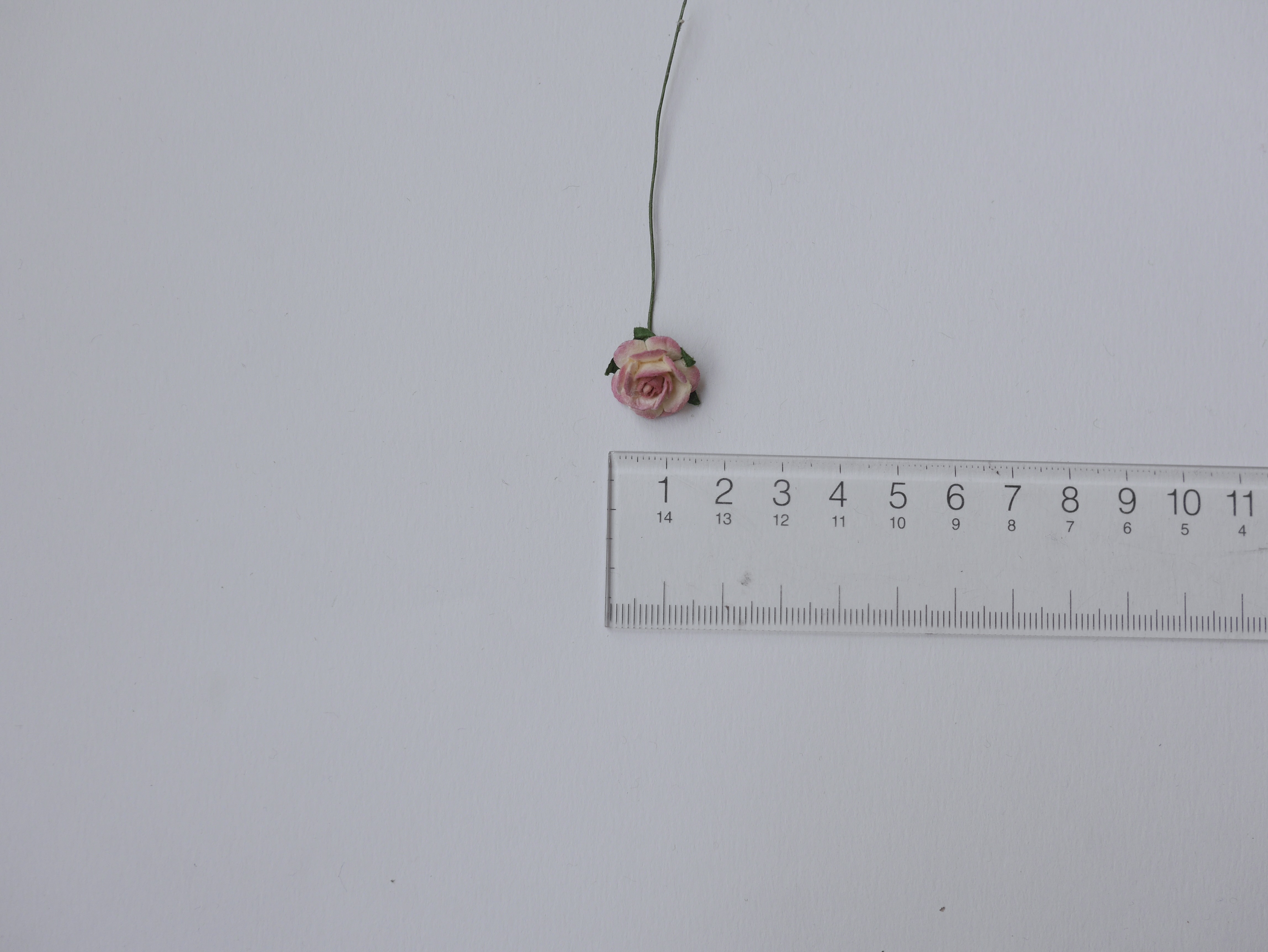 ดอกไม้กุหลาบกระดาษ ดอกไม้กระดาษสา, ดอกกุหลาบจิ๋ว, ดอกไม้กระดาษสาขายส่ง สีชมพูเบอรี่ปัดครีม ขนาด 1.5 cm. จำนวน 100 ดอก Paper Flowers size 1.5 cm., mini roses burry brush ivory color, 100 pcs.