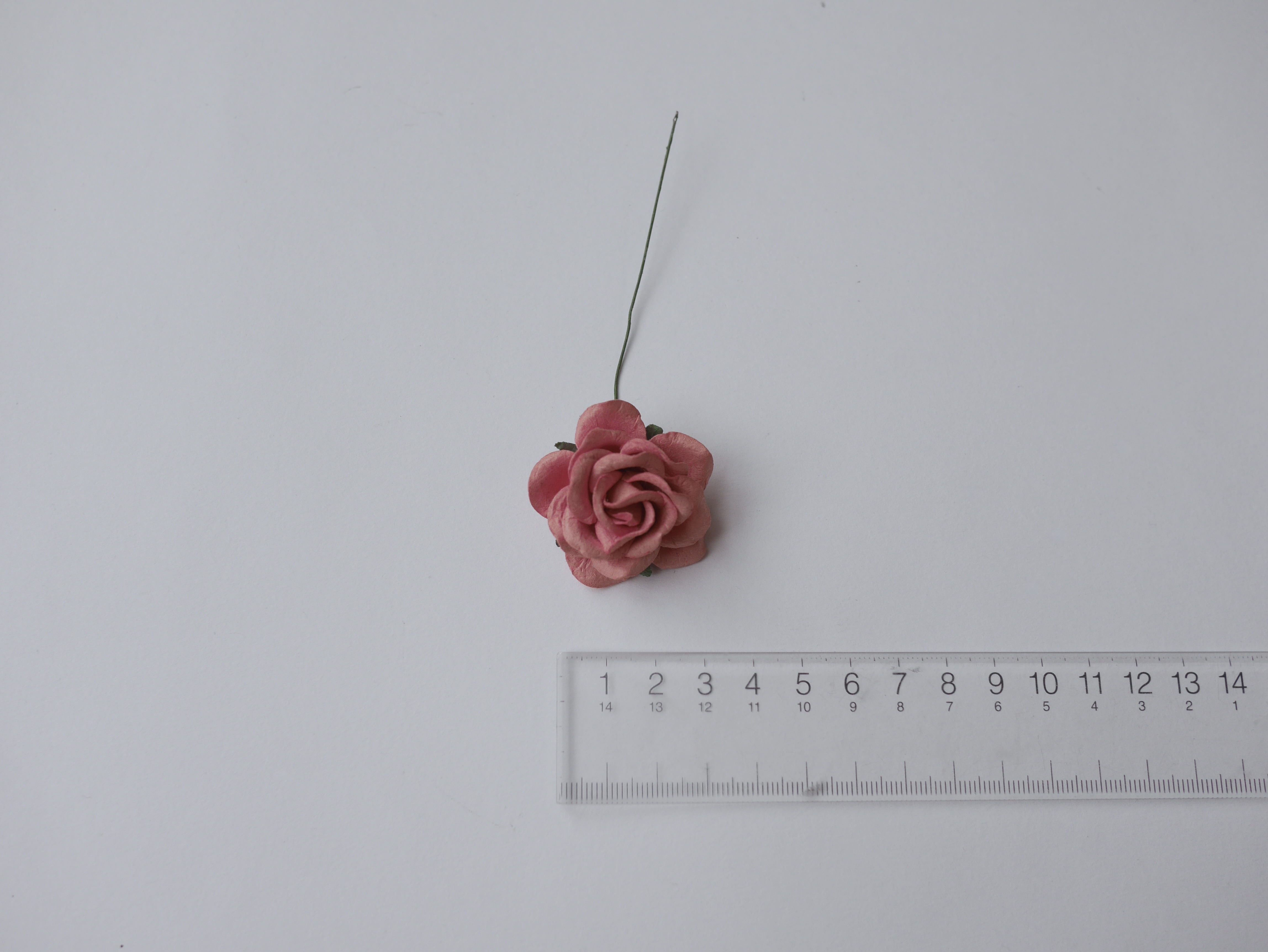 ดอกไม้กระดาษสา ดอกกุหลาบกระดาษสา ดอกไม้กุหลาบ กลีบโค้ง ดอกไม้ประดิษฐ์ สำหรับตกแต่ง หรืองานแต่งงาน สีโบตั๋น ชมพูหม่น ขนาด 3.5 cm. จำนวน 25 ดอก Paper flowers, handmade flowers, small roses paper size 3.5 cm. 25 pieces, coral color.