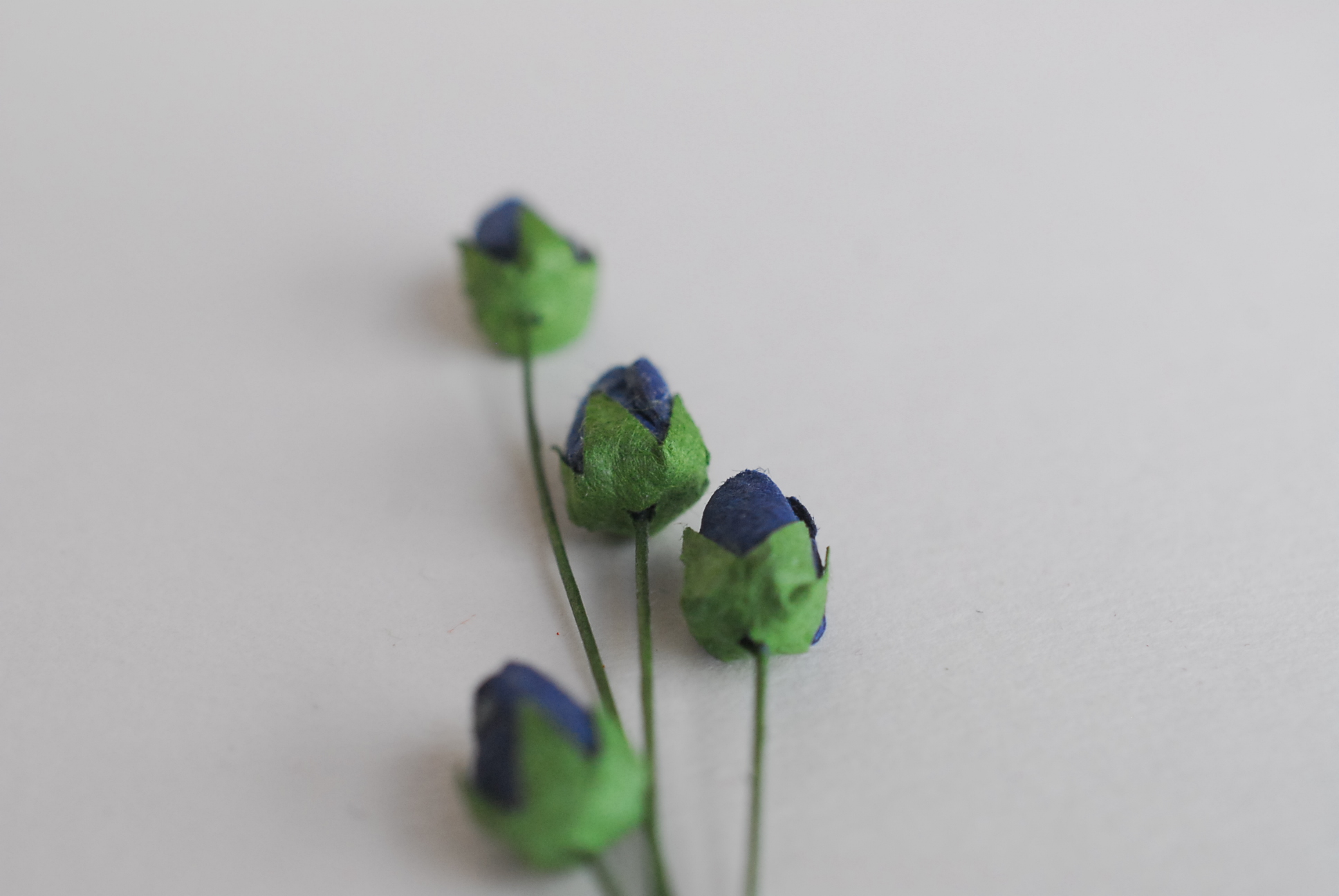 ดอกไม้กระดาษสา ดอกไม้กระดาษสา จตุจักร งานประดิษฐ์ ดอกไม้ทำข้อมือเพื่อนเจ้าสาว แต่งงาน, ดอกกุหลาบตูมปลายแหลม 0.8x 0.6 cm. 50 ดอก สีน้ำเงินกรมท่า paper flowers, budding roses flower 0.8x0.6 cm. passion blue color.