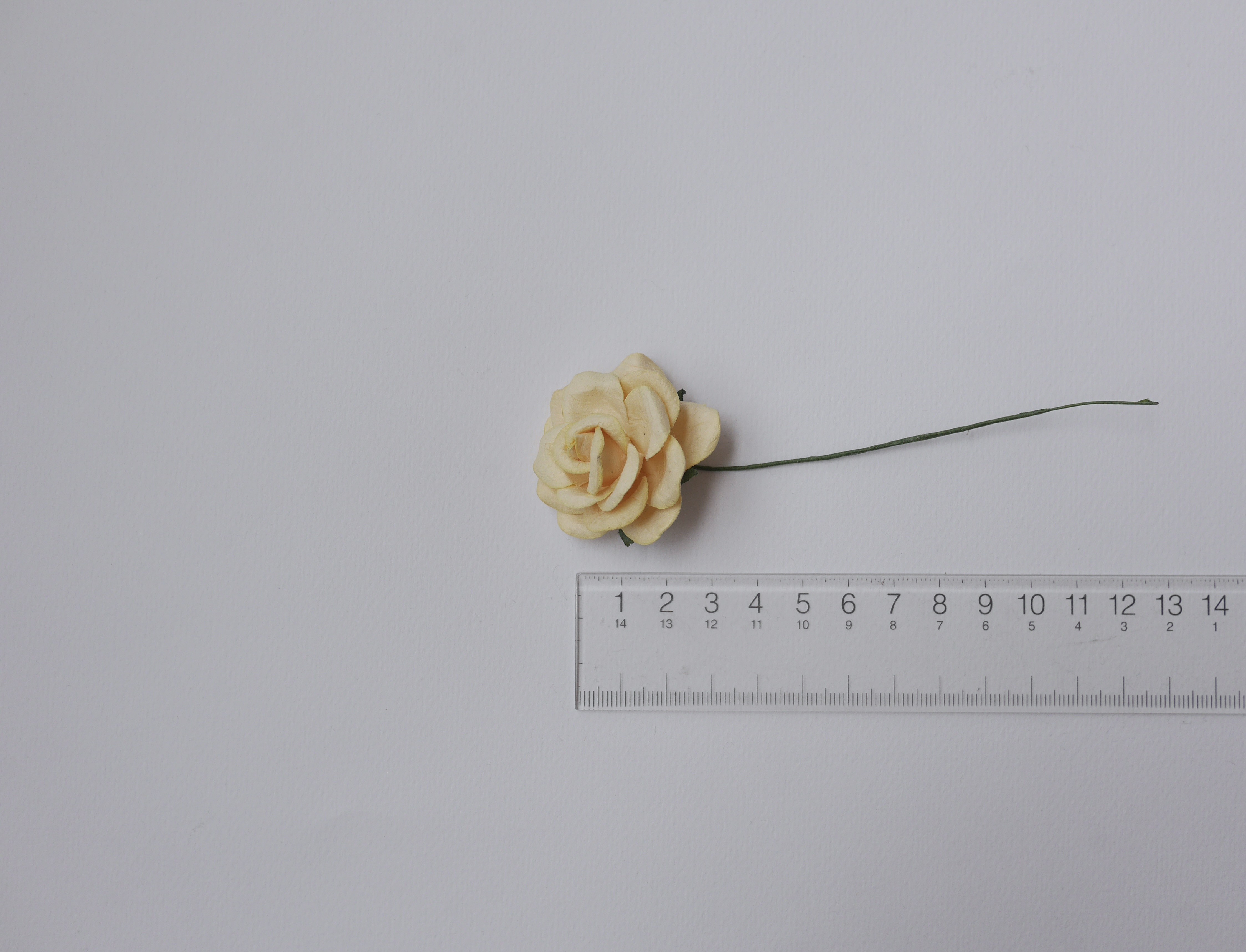 ดอกไม้กระดาษสา ดอกกุหลาบกระดาษสา ดอกไม้กุหลาบ กลีบโค้ง ดอกไม้ประดิษฐ์ สำหรับตกแต่ง หรืองานแต่งงาน สีเหลือง ขนาด 3.5 cm. จำนวน 25 ดอก Paper flowers, handmade flowers, small roses paper size 3.5 cm. 25 pieces, yellow color.