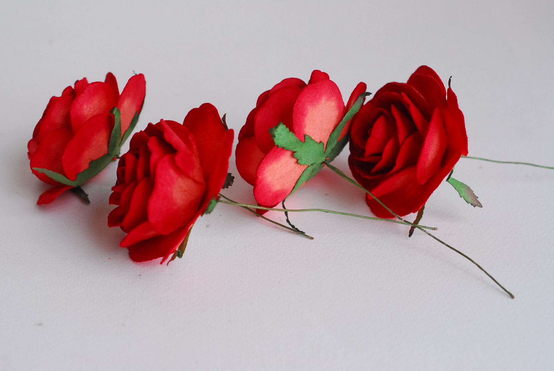 ดอกไม้กระดาษสา ดอกไม้กุหลาบกระดาษ ดอกกุหลาบกระดาษ ขนา่ด 6.5 cm., สำหรับของชำร่วย, งานแต่งงาน, สีแดงสด Paper flower,10 Pieces mulberry rose, 6.5 cm. red color