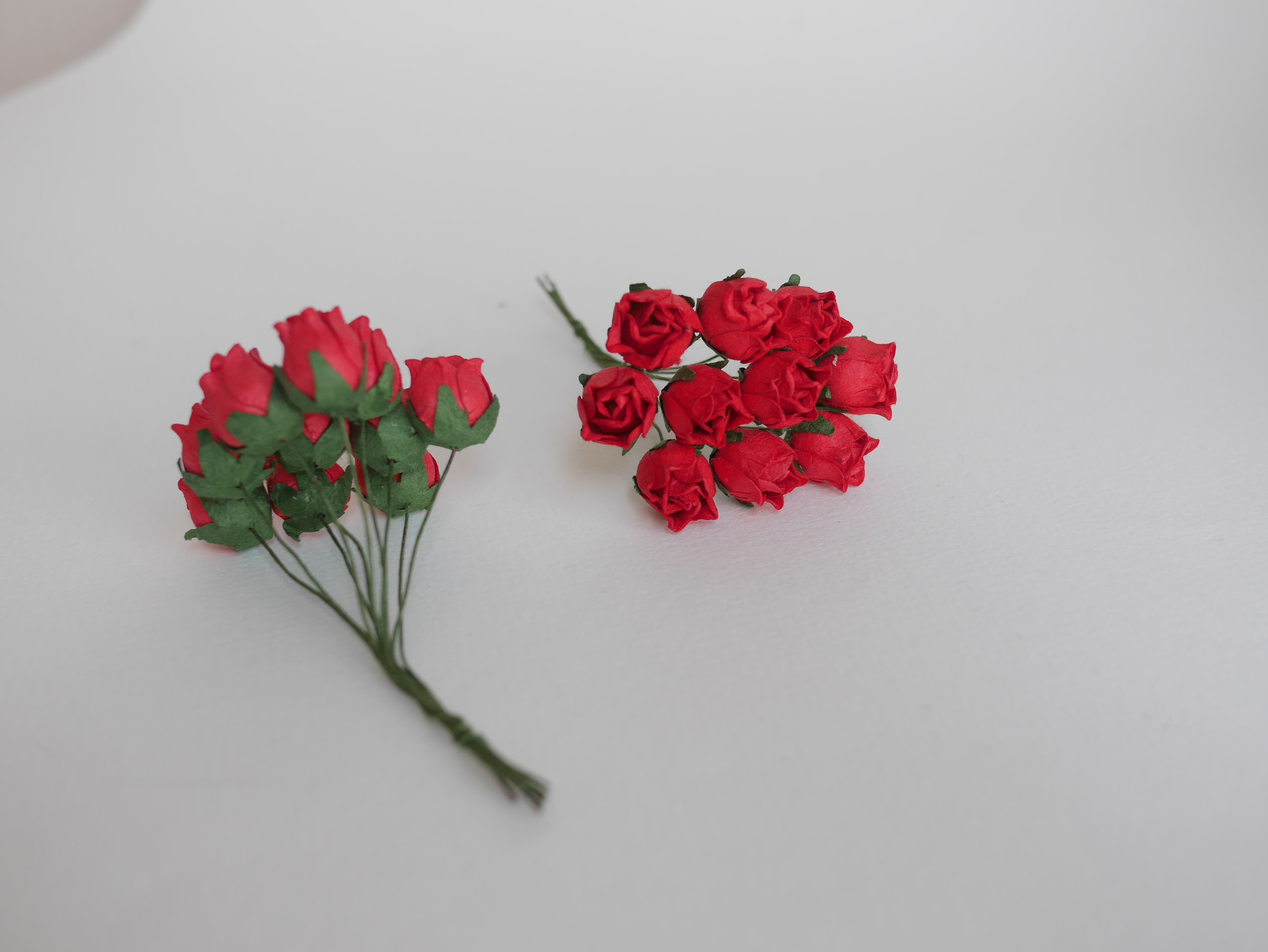 ดอกไม้กระดาษสา ดอกไม้กระดาษสา จตุจักร งานประดิษฐ์ ดอกไม้ทำข้อมือเพื่อนเจ้าสาว แต่งงาน, ดอกกุหลาบตูม 50 ดอก สีแดง color ขนาด 1.5 cm. paper flowers, budding roses flower 1.5 cm. 50 pieces. red color.