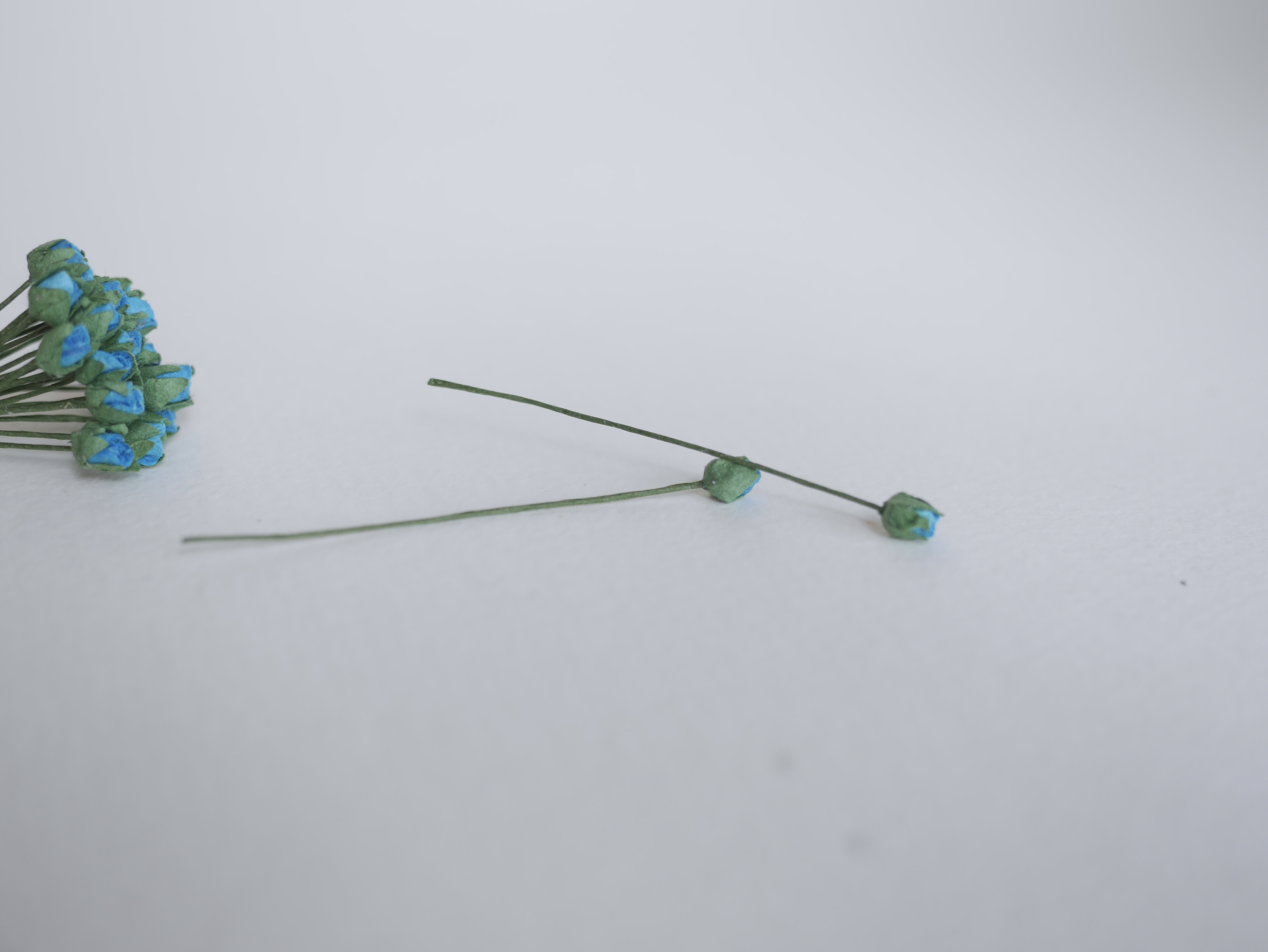 ดอกไม้กระดาษสา ดอกไม้กระดาษสา จตุจักร งานประดิษฐ์ ดอกไม้ทำข้อมือเพื่อนเจ้าสาว แต่งงาน, ดอกกุหลาบตูมจิ๋ว 100 ดอก สีน้ำเงินน้ำทะเล ขนาด 0.3x0.5 cm. paper flowers, budding roses flower 0.5x0.8 cm. 100 pieces. blue aqua color.