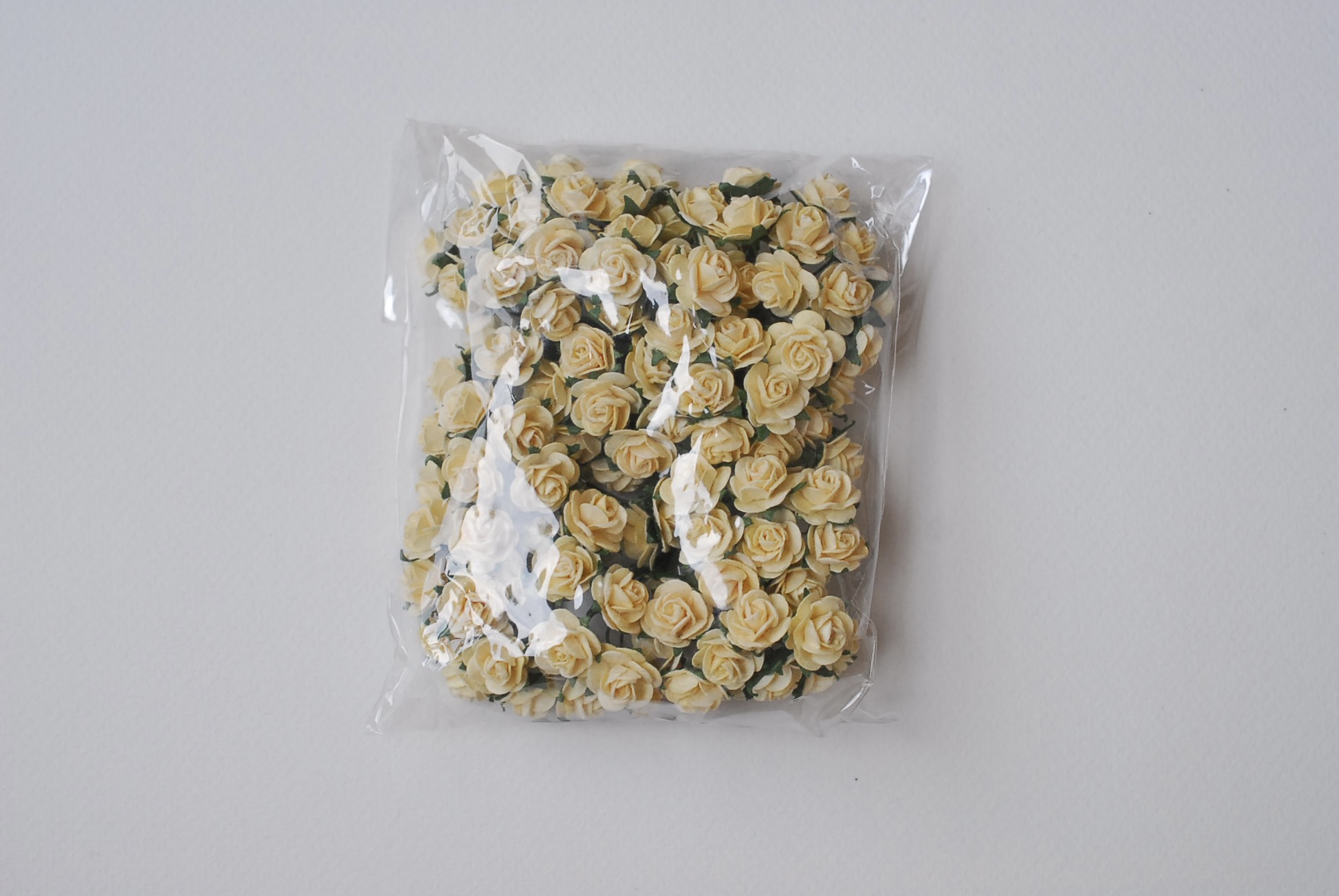 ดอกไม้กุหลาบกระดาษสา, ดอกกุหลาบจิ๋ว, ดอกไม้กระดาษสาขายส่ง สีเหลืองอ่อน ขนาด 1.5 cm. จำนวน 100 ดอก Paper Flowers size 1.5 cm., mini roses pale yellow color, 100 pcs. handmade flowers.