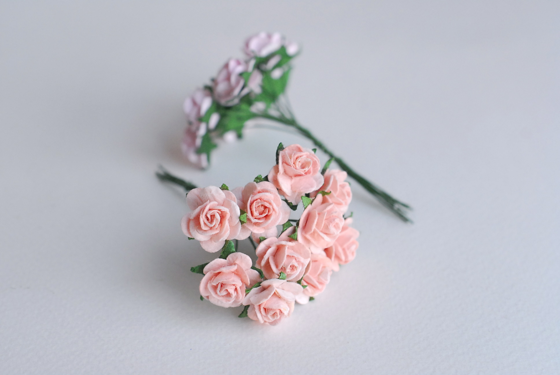 ดอกไม้กุหลาบกระดาษ, ดอกกุหลาบกระดาษสา ดอกกุหลาบจิ๋ว ดอกกุหลาบกระดาษสา สำหรับประดับ ตกแต่งของชำร่วย, งานแต่งงาน สีMIXED เขียวเข้ม เขียวตุ่น ชมพู พีชอ่อน ขาวof-white ขนาด 1.5 cm. จำนวน 100 ดอก