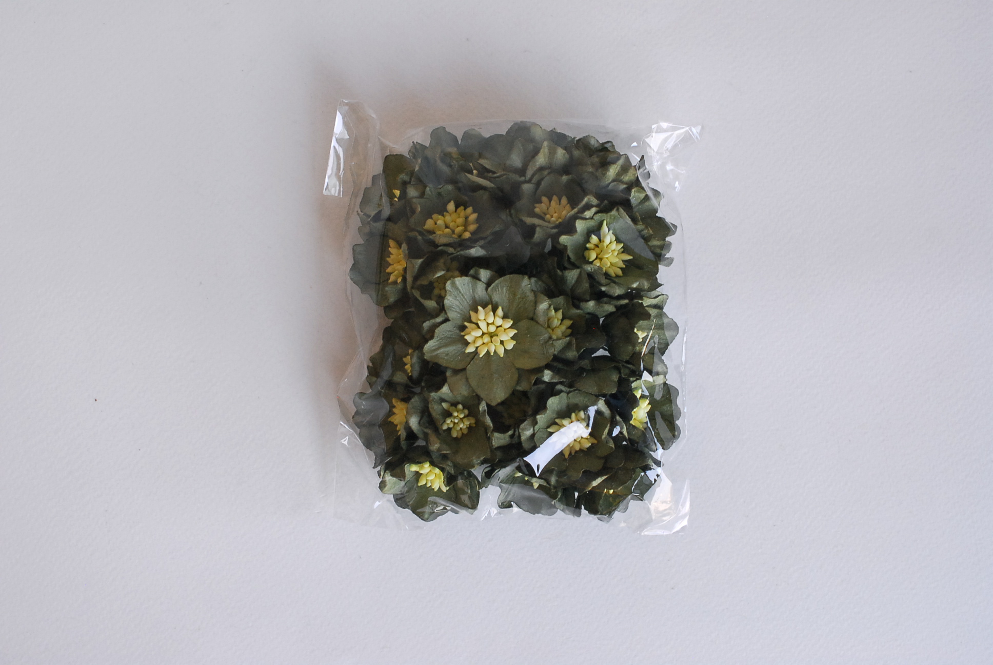 ดอกไม้กระดาษสา ดอกโลตัสอินโดนิเซียกระดาษ ดอกไม้กระดาษสาราคาส่ง ดอกไม้กระดาษสำหรับตกแต่งของชำร่วย งานแต่งงาน ทำช่อดอกไม้ติดอกเจ้าบ่าว ข้อมือดอกไม้เจ้าสาว ขนาด3.5 cm. 25 ดอก สีเขียวทหารเข้ม Paper flowers supplies: DIY wedding tools Big Cherry blossom (Lotus