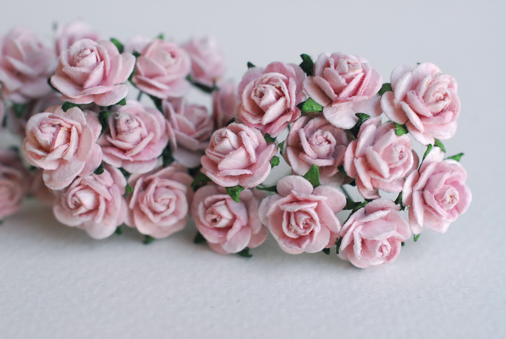 ดอกไม้กระดาษสาสำหรับตกแต่ง ของชำร่วย ดอกกุหลาบ ดอกกุหลาบสีแดง กระดาษสา สีม่วงอ่อนขนาด 1 cm. จำนวน 100 ดอก/1 ถุง