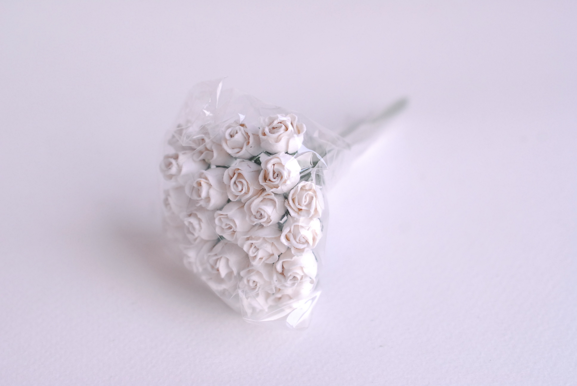 ดอกไม้กระดาษสา ดอกไม้กระดาษสา จตุจักร งานประดิษฐ์ ดอกไม้ทำข้อมือเพื่อนเจ้าสาว แต่งงาน, ดอกกุหลาบตูม 0.8x1 cm. 25 ดอก สีขาว paper flowers, budding roses flower 0.8x1 cm. 25 pieces white color.