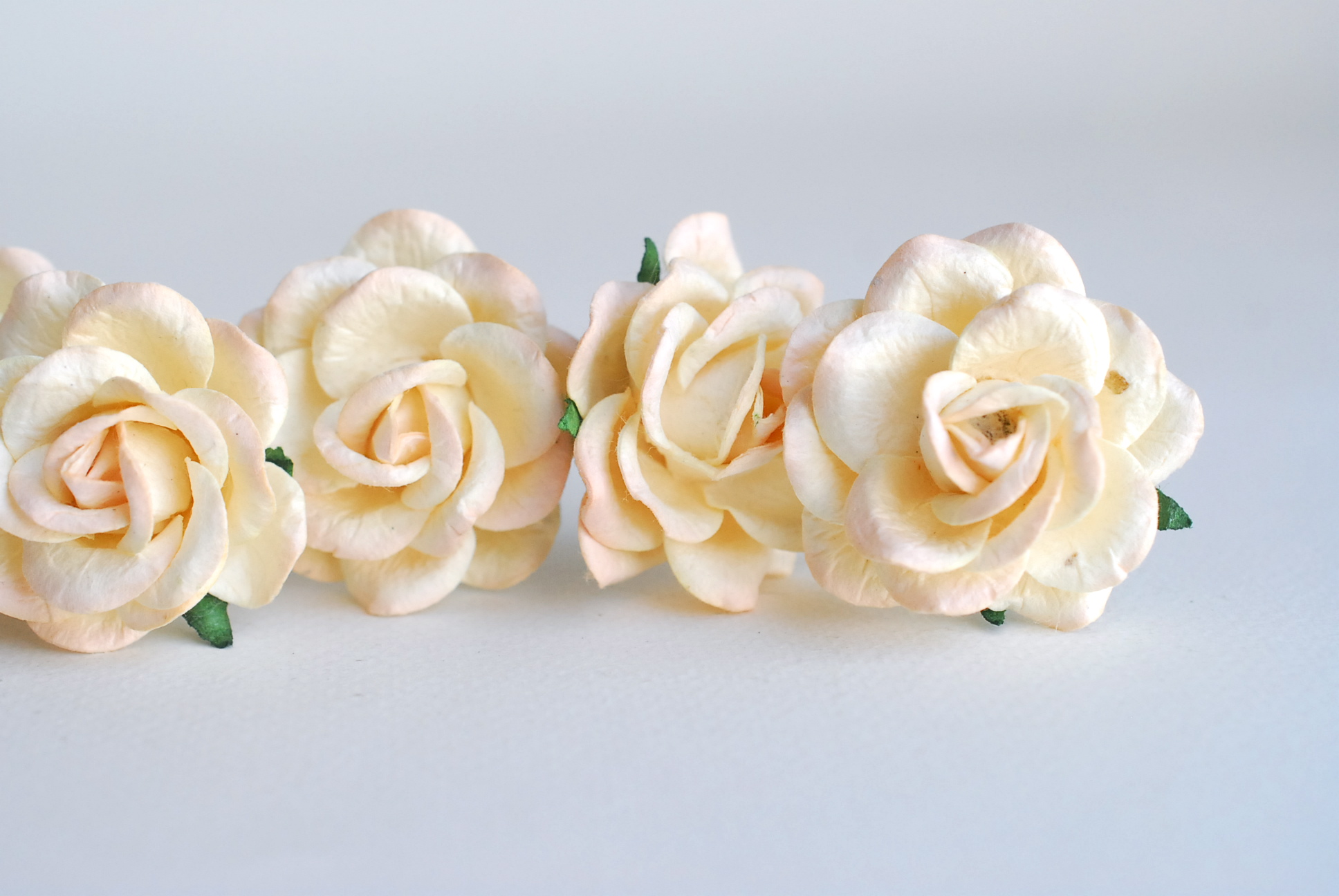 ดอกไม้กระดาษสา ดอกกุหลาบกระดาษสา ดอกไม้กุหลาบ กลีบโค้ง ดอกไม้ประดิษฐ์ สำหรับตกแต่ง หรืองานแต่งงาน สีพีชอ่อนปัดครีมขนาด 3.5 cm. จำนวน 25 ดอก Paper flowers, handmade flowers, small roses paper size 3.5 cm. 25 pieces, peach brush cream color.