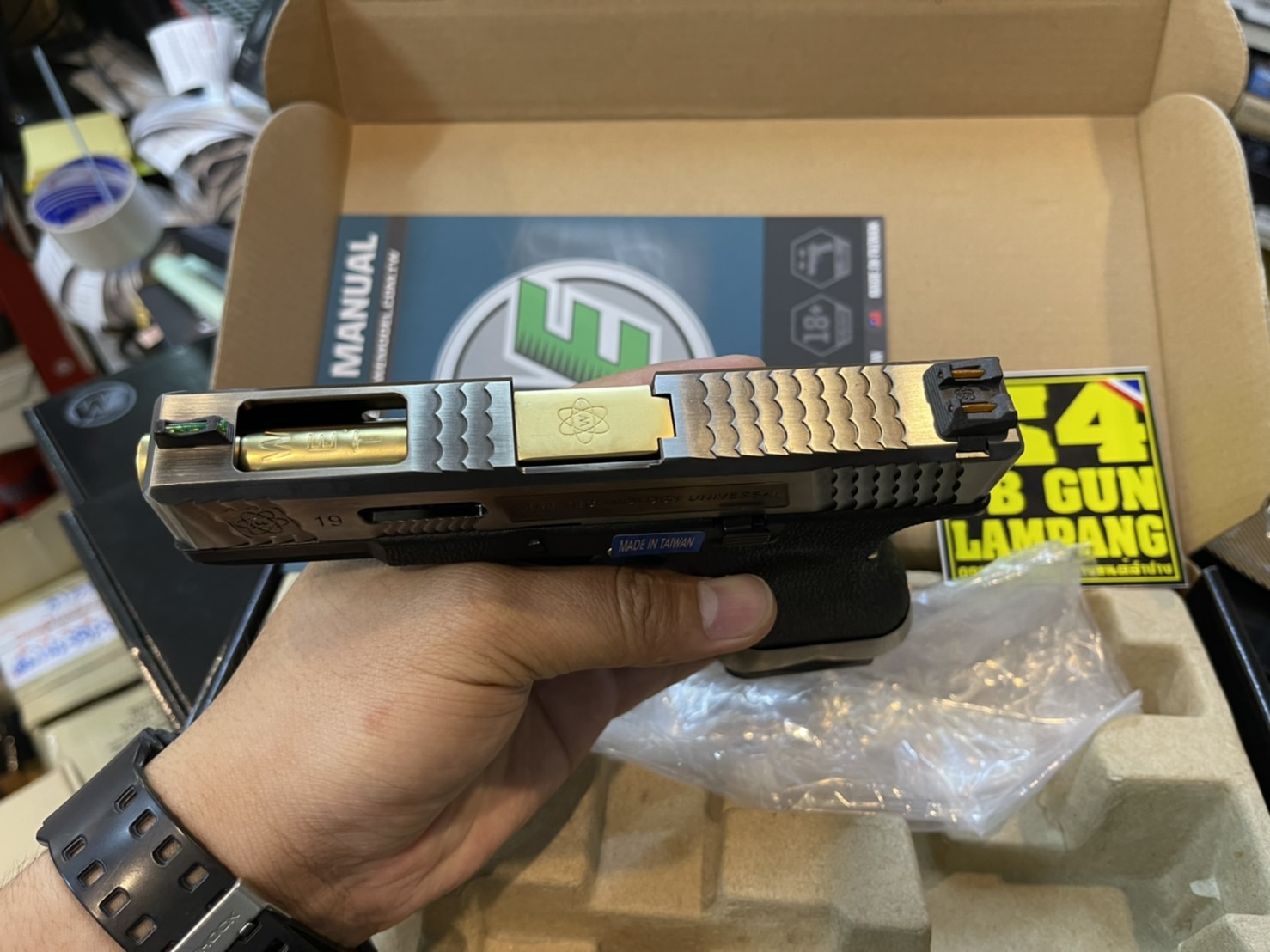 WE Glock19 G-Force Custom – เฟรมดำ สไลด์เงิน ลำกล้องทอง