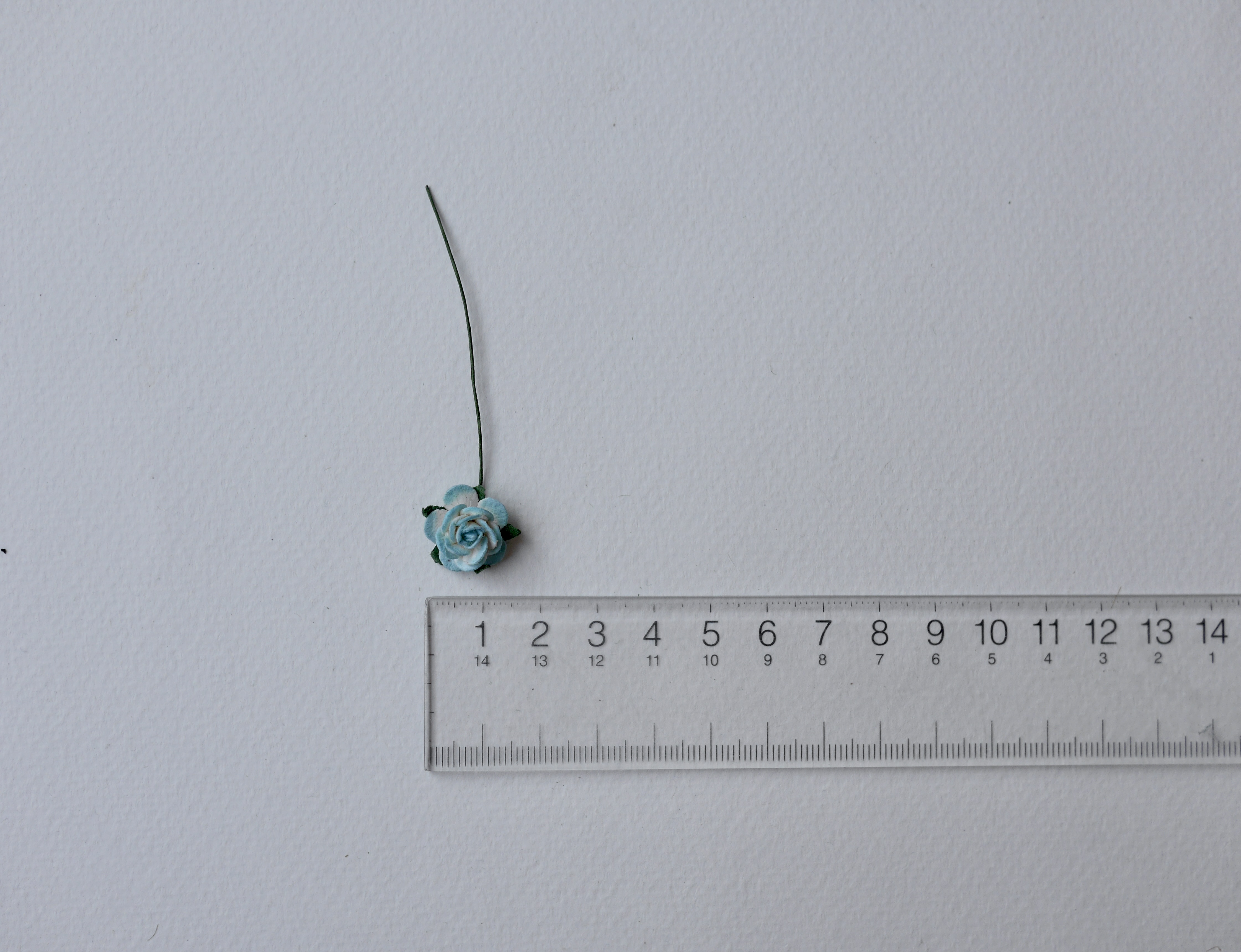 ดอกไม้กุหลาบกระดาษ, ดอกกุหลาบกระดาษสา ดอกกุหลาบจิ๋ว ดอกกุหลาบกระดาษสา สำหรับประดับ ตกแต่งของชำร่วย, งานแต่งงาน สีMIXED น้ำเงินเข้ม ฟ้าปัดขาว ฟ้า ขาว และ ฟ้าตุ่น ขนาด 1.5 cm. จำนวน 100 ดอก