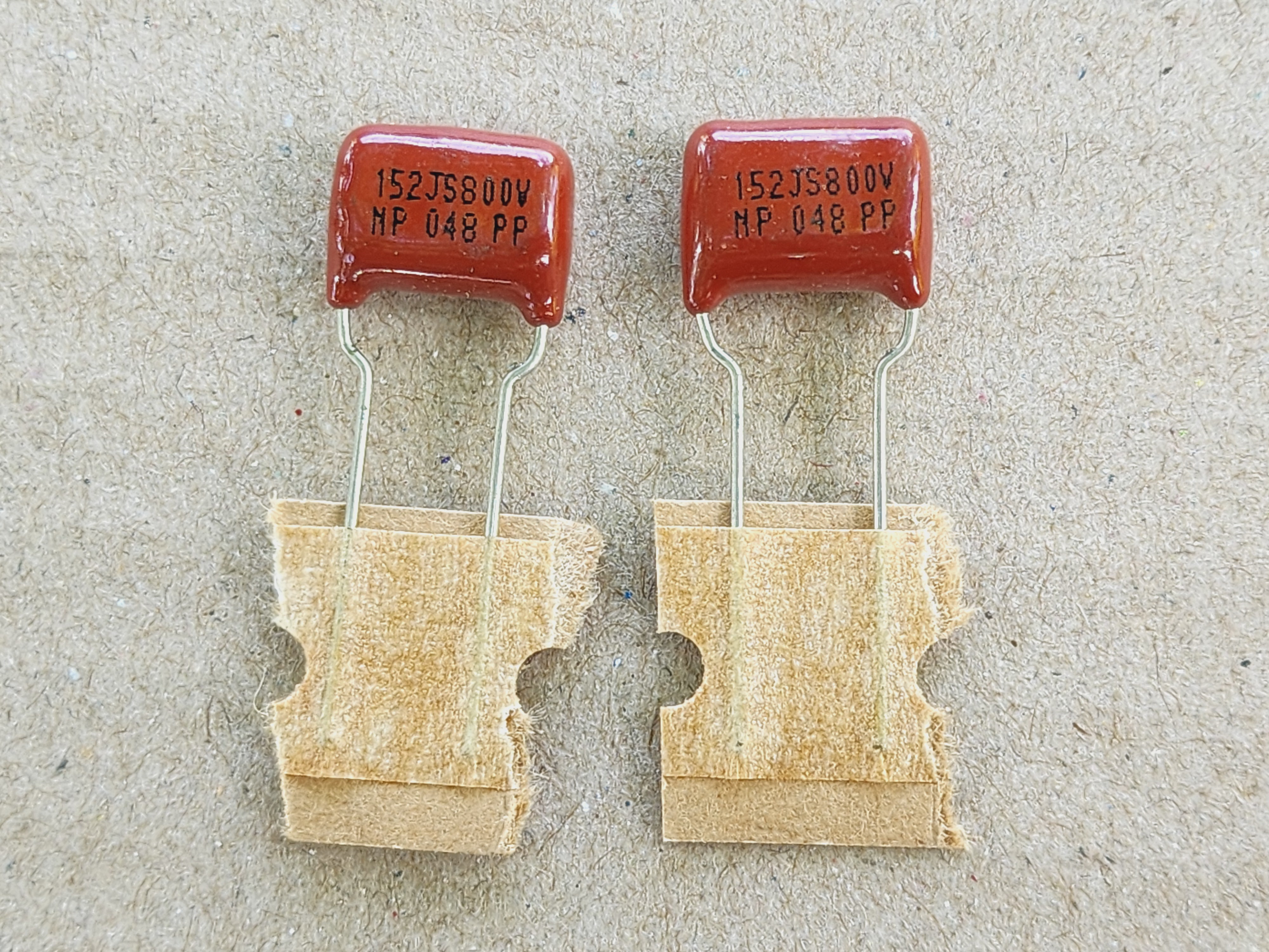 รูปคาปาซิเตอร์ชนิดฟิล์มแบบต่างๆ เป็นคาปาซิเตอร์ชนิดไม่มีขั้ว และ สัญลักษณ์ C ไม่มีขั้ว