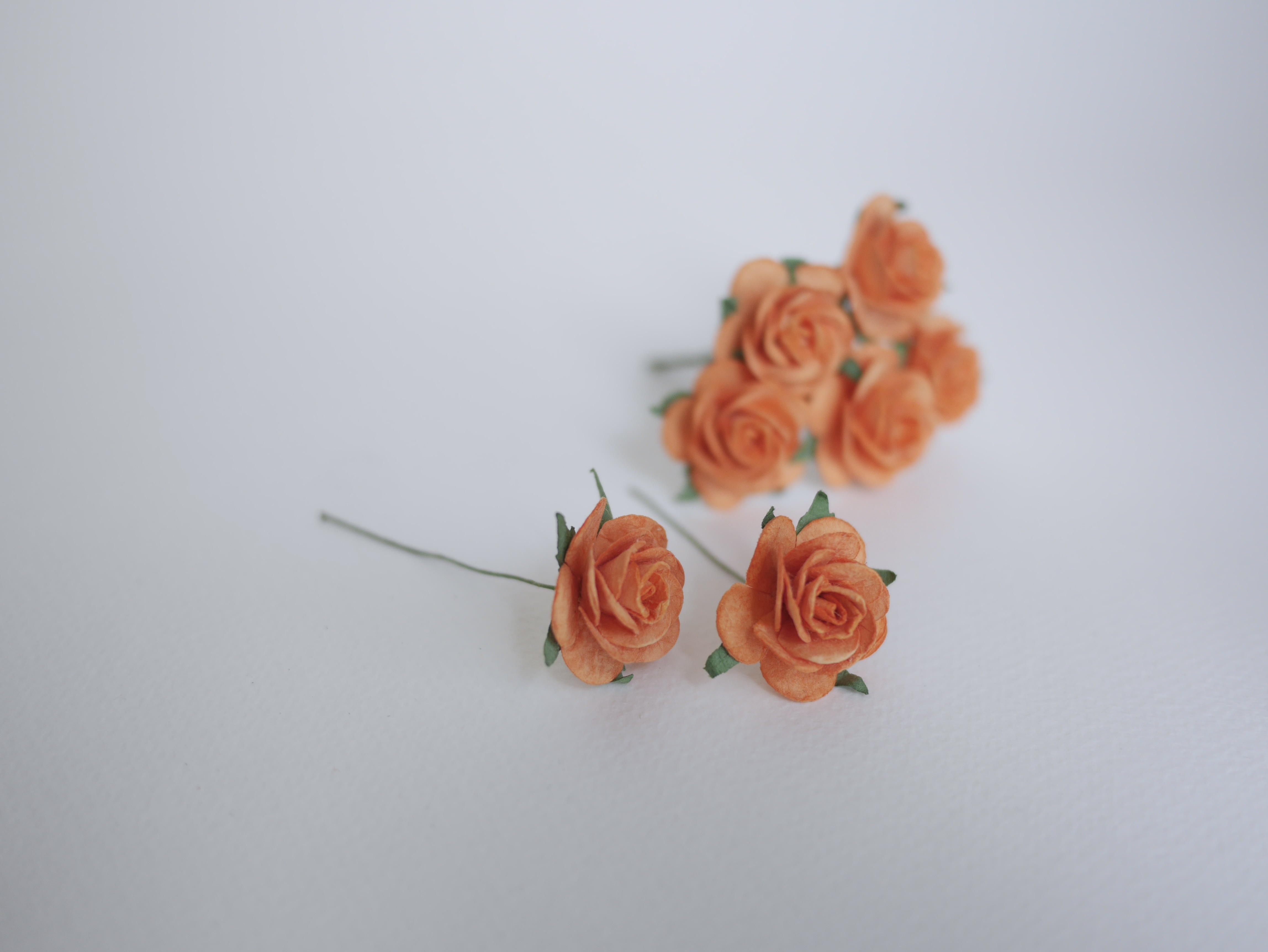 ดอกไม้กระดาษสา ราคาส่ง, ดอกกุหลาบกระดาษสา ดอกไม้ประดิษฐ์ ตกแต่งงานแต่งงาน ขนาด 2.5 cm., สำหรับของชำร่วย, งานแต่งงาน, ดอกไม้ทำข้อมือเจ้าสาว สีส้มอิฐ Paper flower, 50 Pieces mulberry rose, 2.5 cm. Fire orange color.