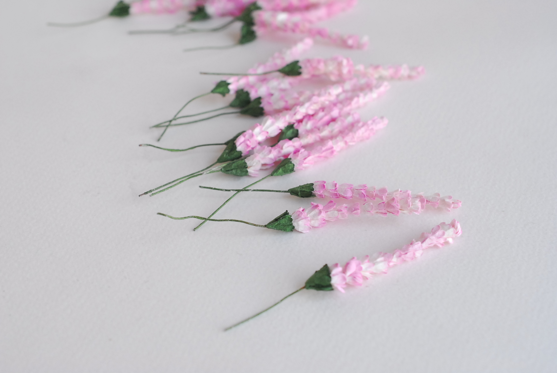 ดอกไม้ประดิษฐ์, ดอกไม้กระดาษสา, ดอกลาเวนเดอร์กระดาษ lavender, ดอกลาเวนเดอร์ กระดาษสา งานประดิษฐ์ตกแต่งของชำร่วย, ดอกไม้ทำพานพุ่ม, พานรับไหว้, ขนาด 1 cm. สีชมพูอ่อนปัด