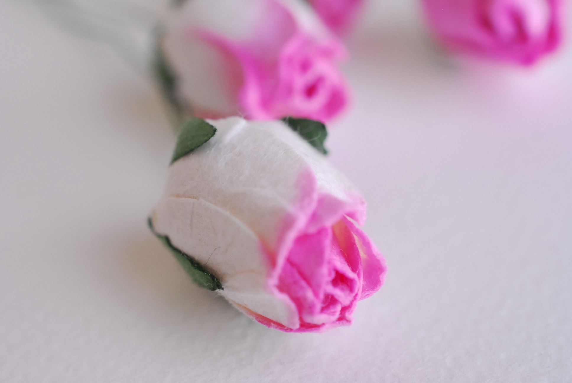 ดอกไม้กระดาษสา ดอกไม้กระดาษสา จตุจักร งานประดิษฐ์ ดอกไม้ทำข้อมือเพื่อนเจ้าสาว แต่งงาน, ดอกกุหลาบตูม 50 ดอก สีชมพูปัดสีขาวcolor ขนาด 1.5x2 cm. paper flowers, budding roses flower 1.5x2 cm. 50 pieces.pink brush white color