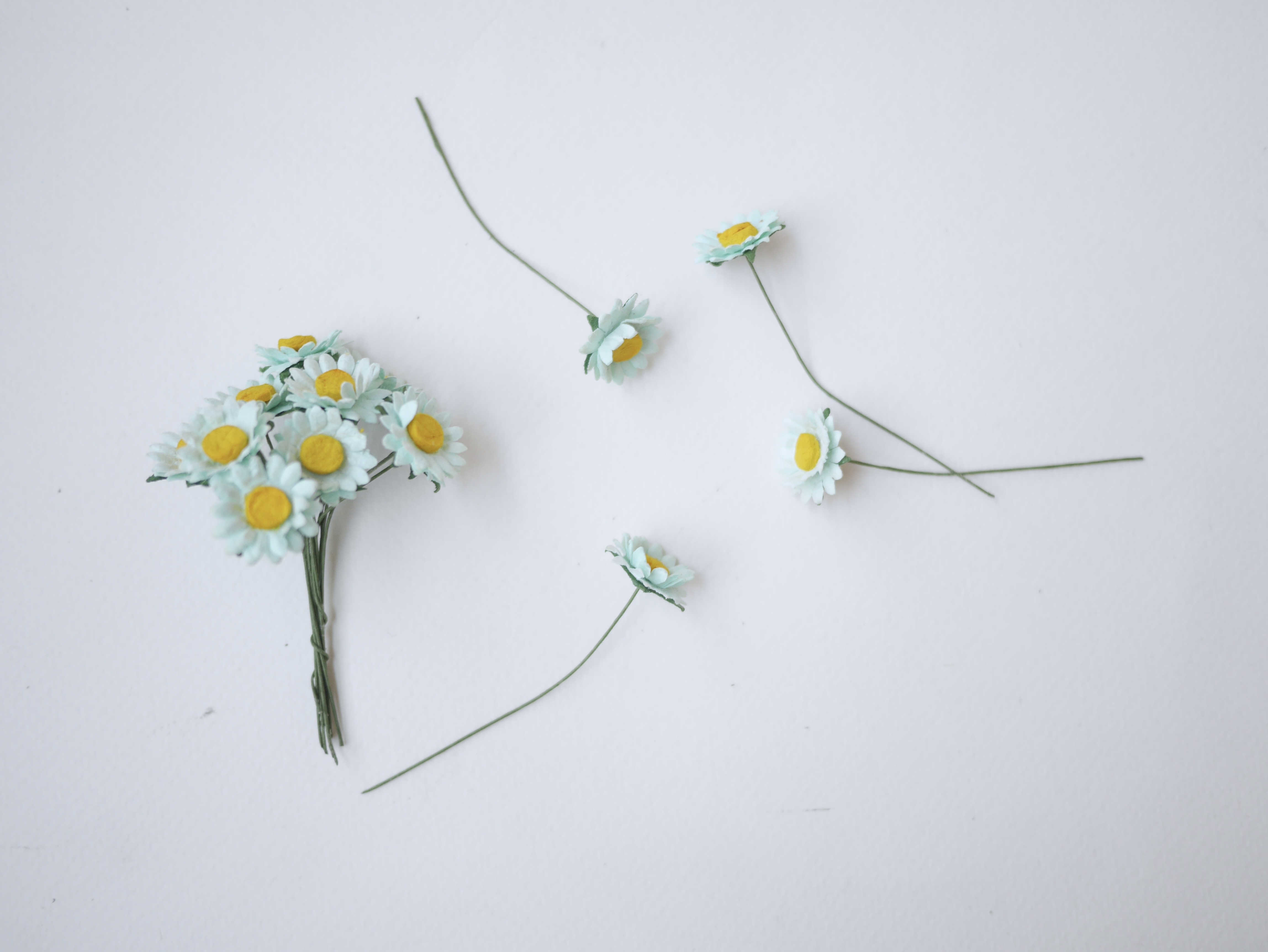 ดอกทานตะวันกระดาษ ดอกไม้กระดาษสา ดอกไม้ประดิษฐ์จากกระดาษสา ดอกทานตะวัน ดอกไม้กระดาษสาขายส่ง ดอกไม้ประดิษฐ์ ดอกไม้ทำข้อมือเพื่อนเจ้าสาว ขนาด 1.5 cm. จำนวน 100 ดอก สีมิ้นท์ Paper Flower, Sun Flowers, mint color, size 1.5 cm 100 pieces, yellow pollen.