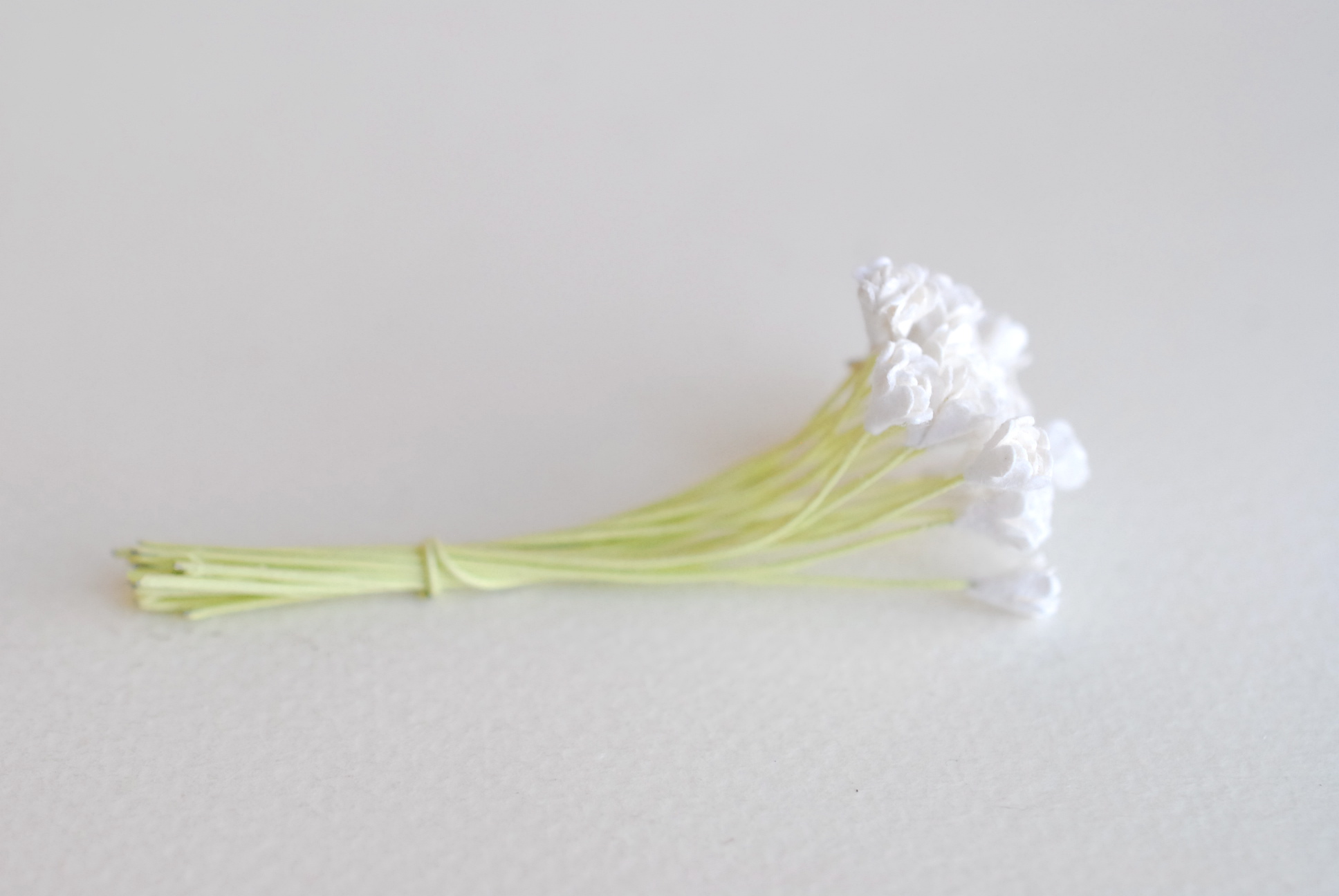 ดอกไม้ประดิษฐ์, ดอกไม้กระดาษสา, ดอก gypsophila, ดอกยิปโซ งานประดิษฐ์ตกแต่งของชำร่วย, ดอกไม้ทำพานพุ่ม, พานรับไหว้, ขนาด 0.4 cm. สีขาว