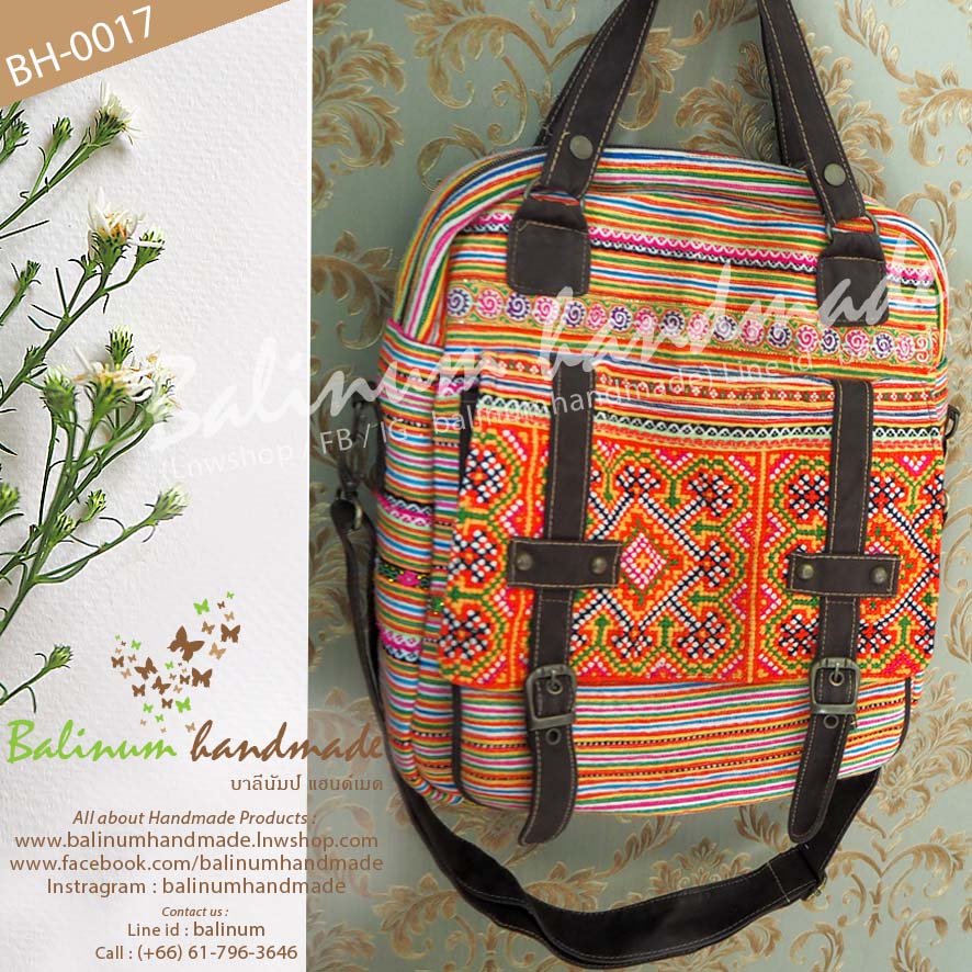 กระเป๋าถือและสะพายแฮนด์เมด ชาวเขาม้งลาว งานปักมือทั้งใบ ด้านในบุผ้าคล้ายกำมะหยี่สีน้ำตาล เนื้อนิ่มสบายมือ รวมถือสายสะพายด้วย สามารถถือหรือสะพายก็ได้ เลื่อนปรับสายสะพายได้ ด้านในมีพื้นที่จุมากๆ สามารถใส่ของได้หลายช่อง ใช้งานได้หลากหลาย และที่สำคัญเป็นกระเป แดง,ดำ (Red,Black)