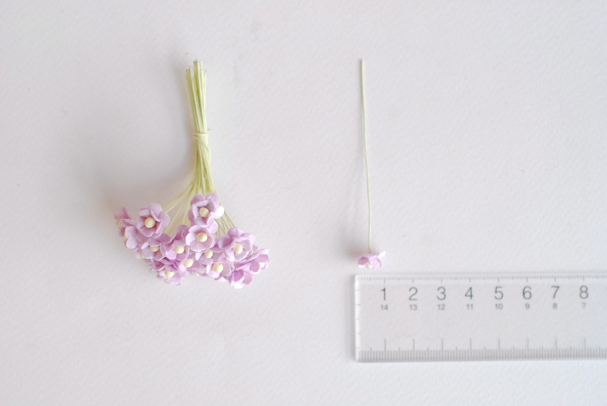 ดอกไม้กระดาษสา ดอกไม้กระดาษสาราคาส่ง ดอกไม้กระดาษสำหรับตกแต่ง งานแต่งงาน หรือติดของชำร่วย ดอก creeping lady 100 ดอก ขนาด 0.8 cm. สีม่วงอ่อน Small Paper Flower with stem, 100 pcs., size 0.8 cm., creeping flowers 2 layers,pale purple color.