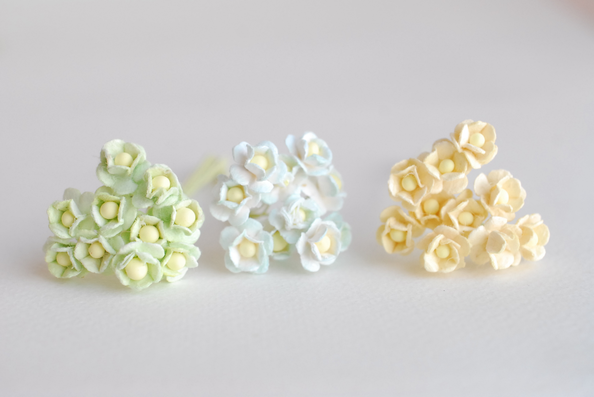 ดอกไม้กระดาษสา ดอกไม้กระดาษสาราคาส่ง ดอกไม้กระดาษสำหรับตกแต่ง งานแต่งงาน หรือติดของชำร่วย ดอก creeping lady 100 ดอก ขนาด 0.8 cm. คละสีพาสเทล Small Paper Flower with stem, , 100 pcs., size 0.8 cm., creeping flowers 2 layers, pastel mixed rainbow color.