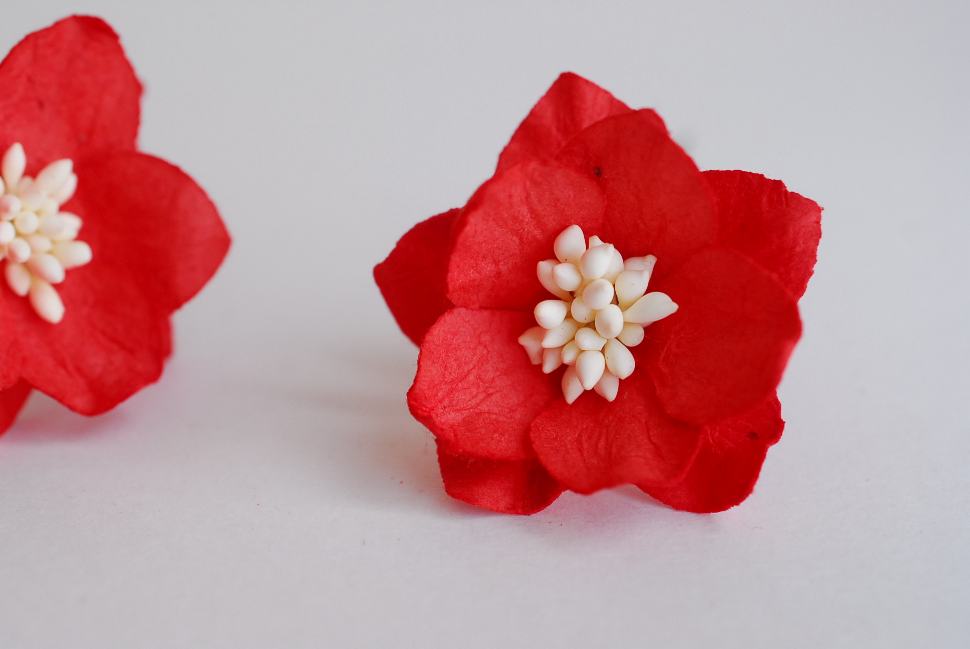 ดอกไม้กระดาษสา ดอกโลตัสอินโดนิเซียกระดาษ ดอกไม้กระดาษสาราคาส่ง ดอกไม้กระดาษสำหรับตกแต่งของชำร่วย งานแต่งงาน ทำช่อดอกไม้ติดอกเจ้าบ่าว ข้อมือดอกไม้เจ้าสาว ขนาด3.5 cm. 25 ดอก สีแดง Paper flowers supplies: DIY wedding supplies Big Cherry blossom red color.