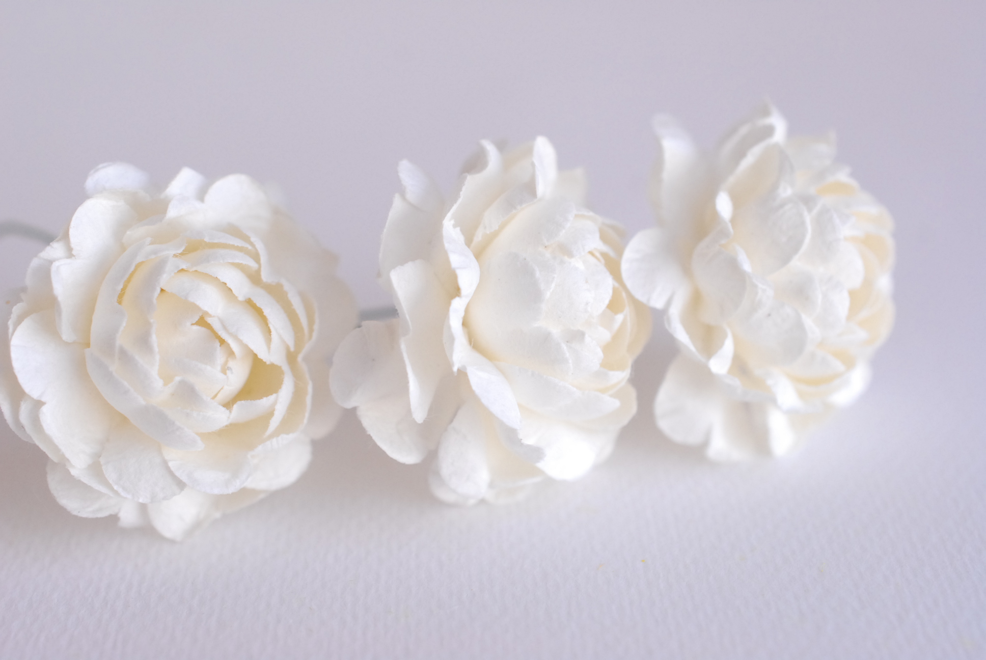 ดอกไม้กระดาษสา ดอกกุหลาบกระดาษสา 5ชั้น ดอกไม้กุหลาบ ดอกไม้ประดิษฐ์ สำหรับตกแต่ง หรืองานแต่งงาน สีขาวครีม ขนาด 3.5 cm. จำนวน 25 ดอก Paper flowers, handmade flowers, small roses paper 5 layers size 3.5 cm. 25 pieces, of-white color.