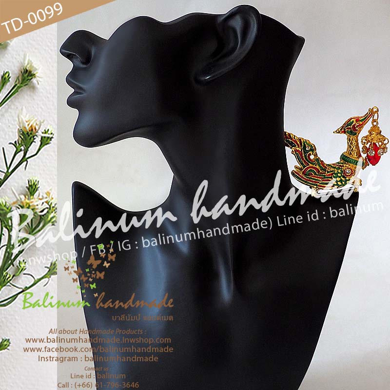 เครื่องประดับชุดไทย บ่าหงส์สีทอง งานลงยาประดับเพชร มีเข็มกลัดใต้ท้องหงส์ สามารถเกี่ยวติดสร้อยสังวาลย์และผ้าได้ ดูสง่าและสวยงามมากค่ะ ทอง (Gold)