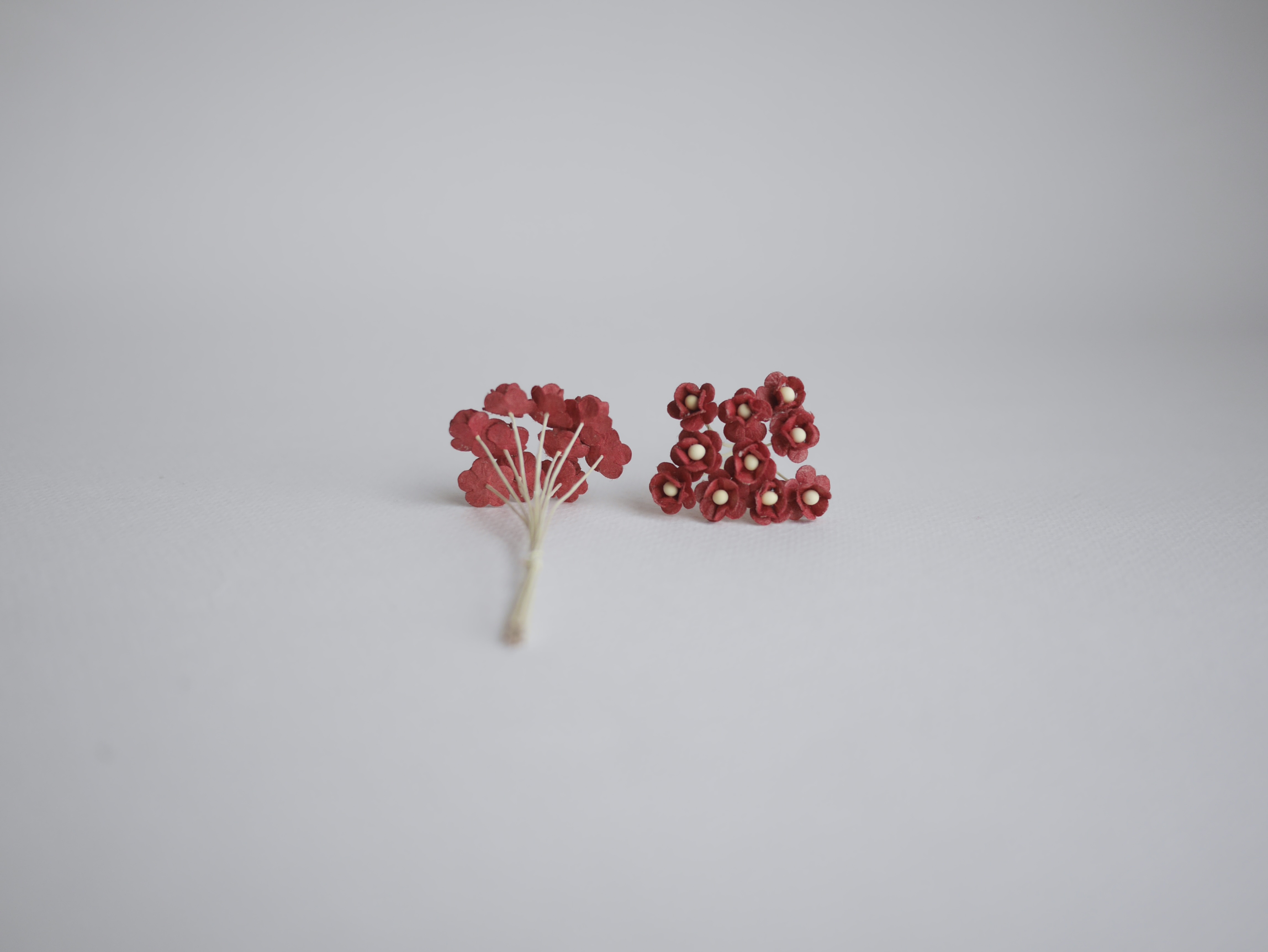 ดอกไม้กระดาษสา ดอกไม้กระดาษสาราคาส่ง ดอกไม้กระดาษสำหรับตกแต่ง งานแต่งงาน หรือติดของชำร่วย ดอก creeping lady 100 ดอก ขนาด 0.8 cm. สีแดงเข้ม Small Paper Flower with stem, 100 pcs., size 0.8 cm., creeping flowers 2 layers, dark red color.