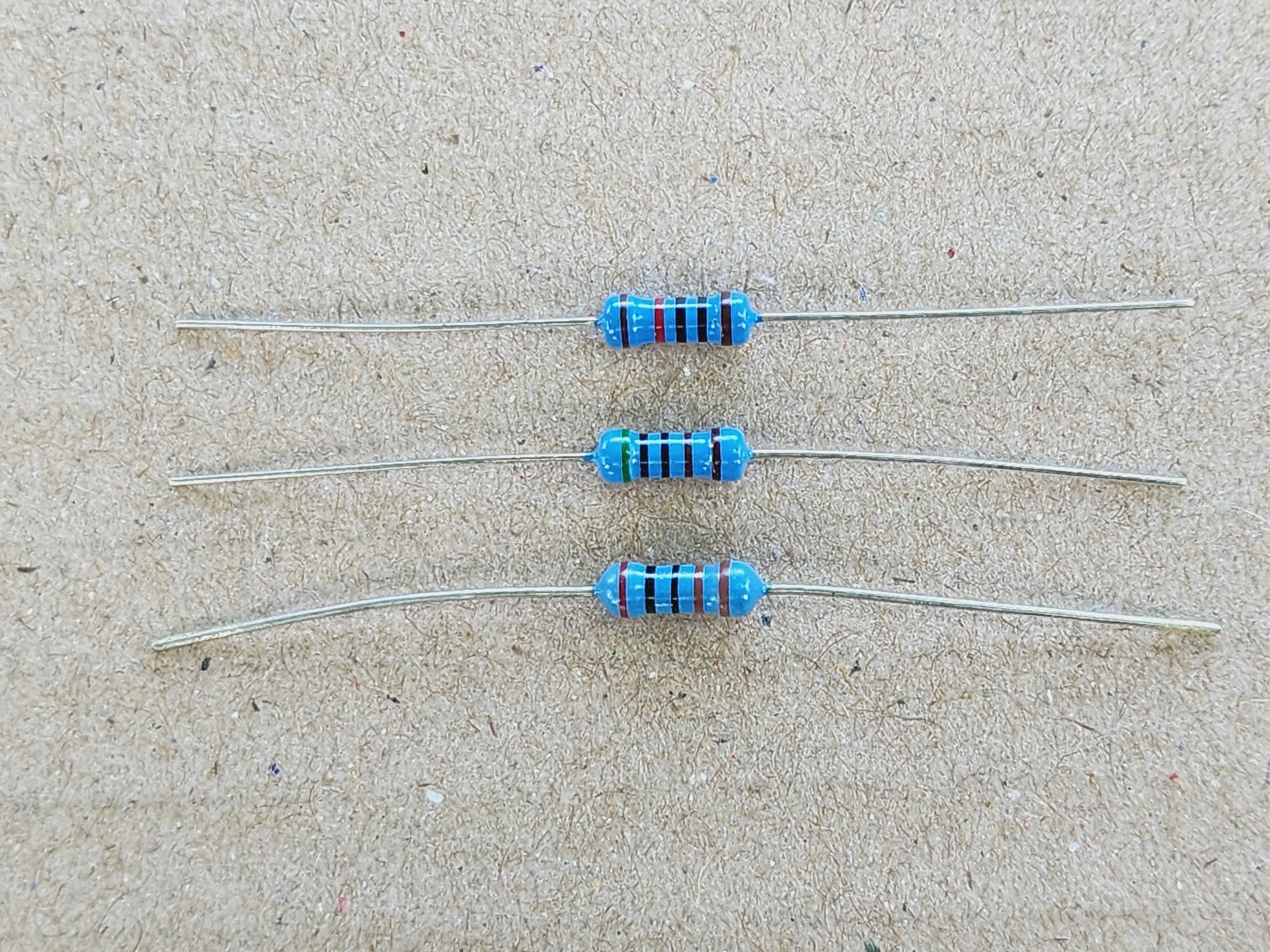 รูปตัวต้านทานชนิดฟิล์มโลหะ R3 และ สัญลักษณ์ตัวต้านทาน