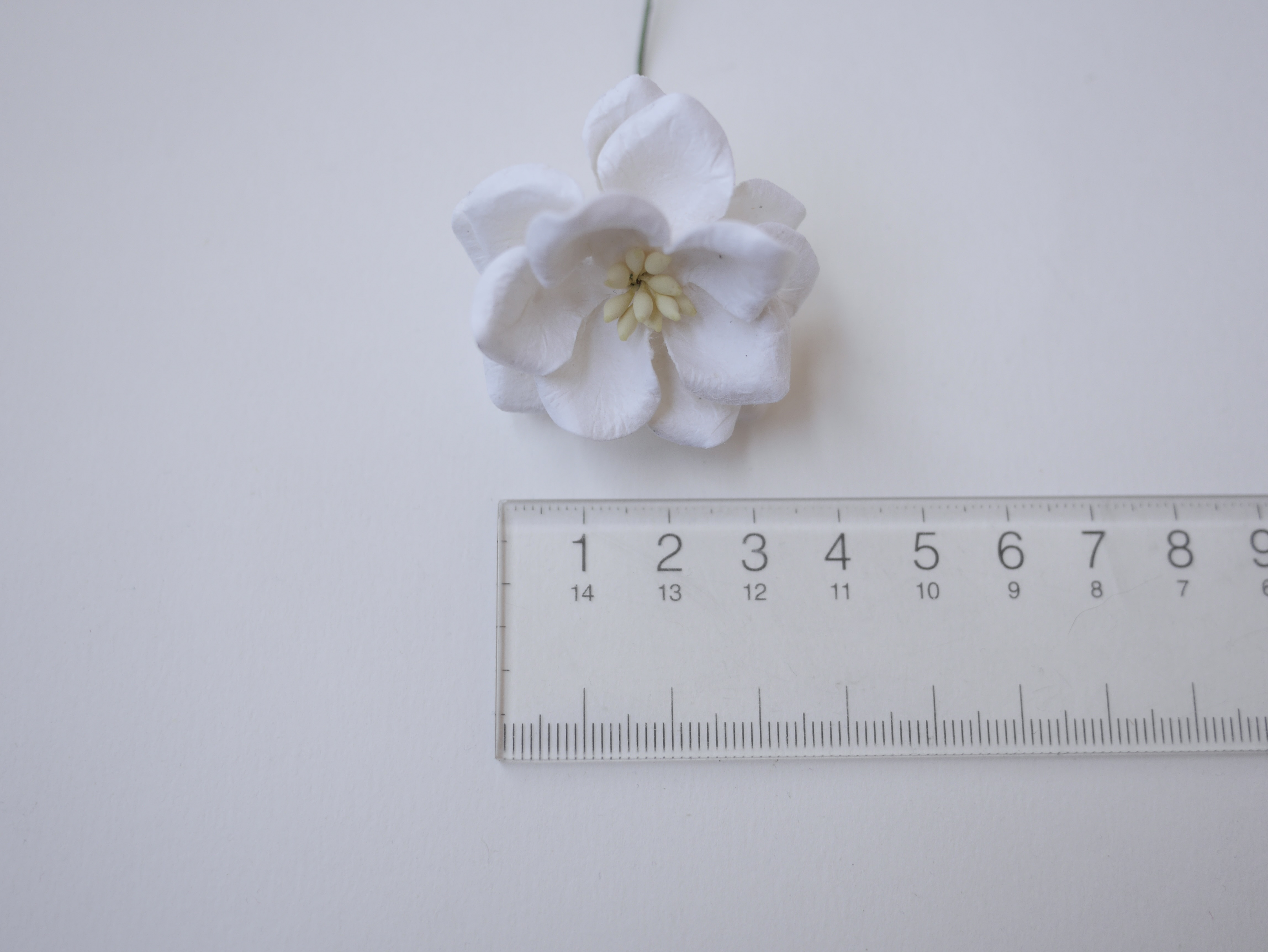 ดอกไม้กระดาษสา ดอกกุหลาบกระดาษสา ดอกไม้กุหลาบ กลีบโค้ง ดอกไม้ประดิษฐ์ สำหรับตกแต่ง หรืองานแต่งงาน สีขาว ขนาด 3.5 cm. จำนวน 25 ดอก เกสรสีครีม Paper flowers, handmade flowers, small roses paper size 3.5 cm. 25 pieces, white color,