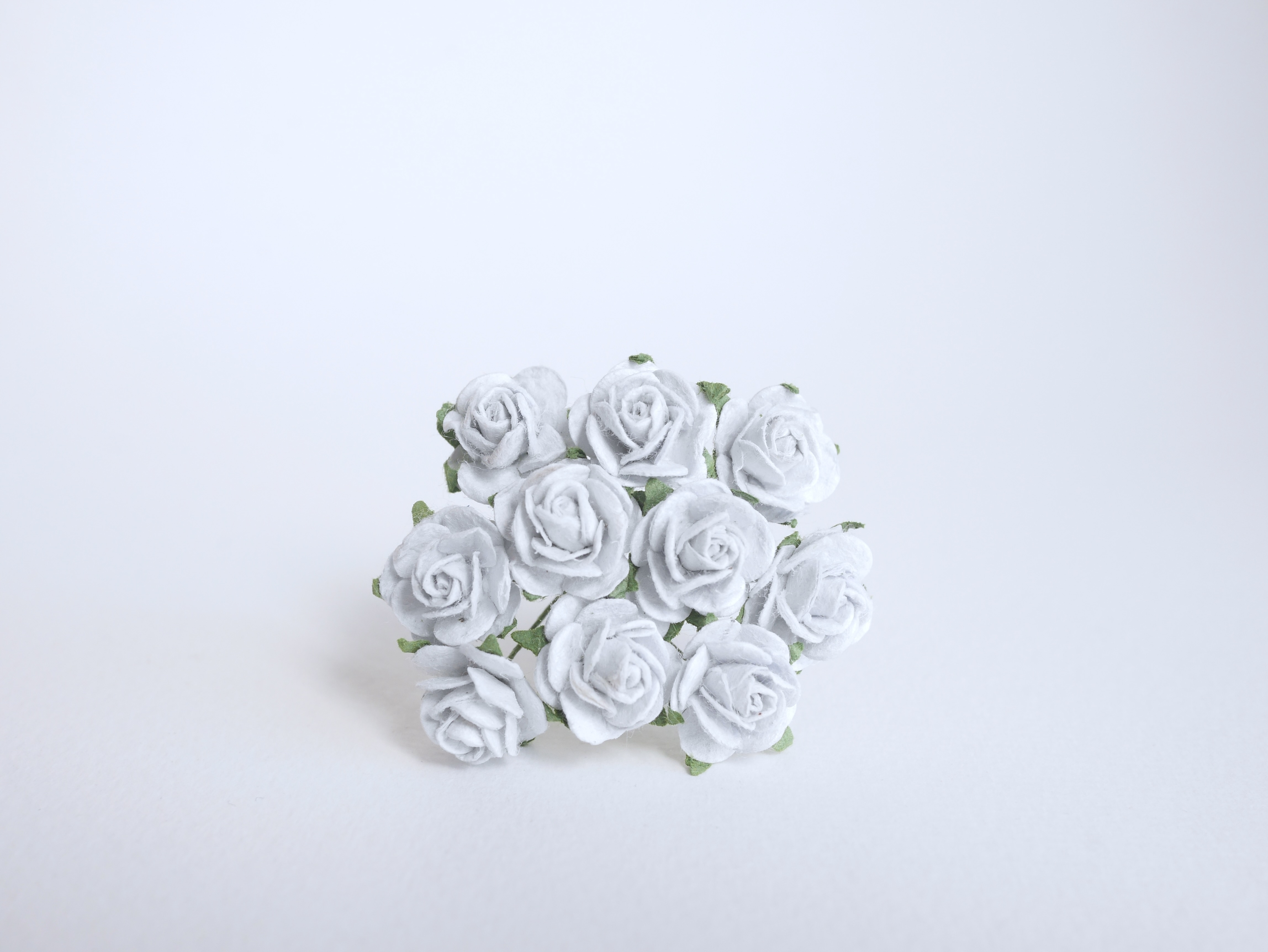 ดอกไม้กุหลาบกระดาษ ดอกไม้กระดาษสา, ดอกกุหลาบจิ๋ว, ดอกไม้กระดาษสาขายส่ง สีเทาอ่อนผสมฟ้าอ่อน ขนาด 1.5 cm. จำนวน 100 ดอก Paper Flowers size 1.5 cm., mini roses pale gray color, 100 pcs.