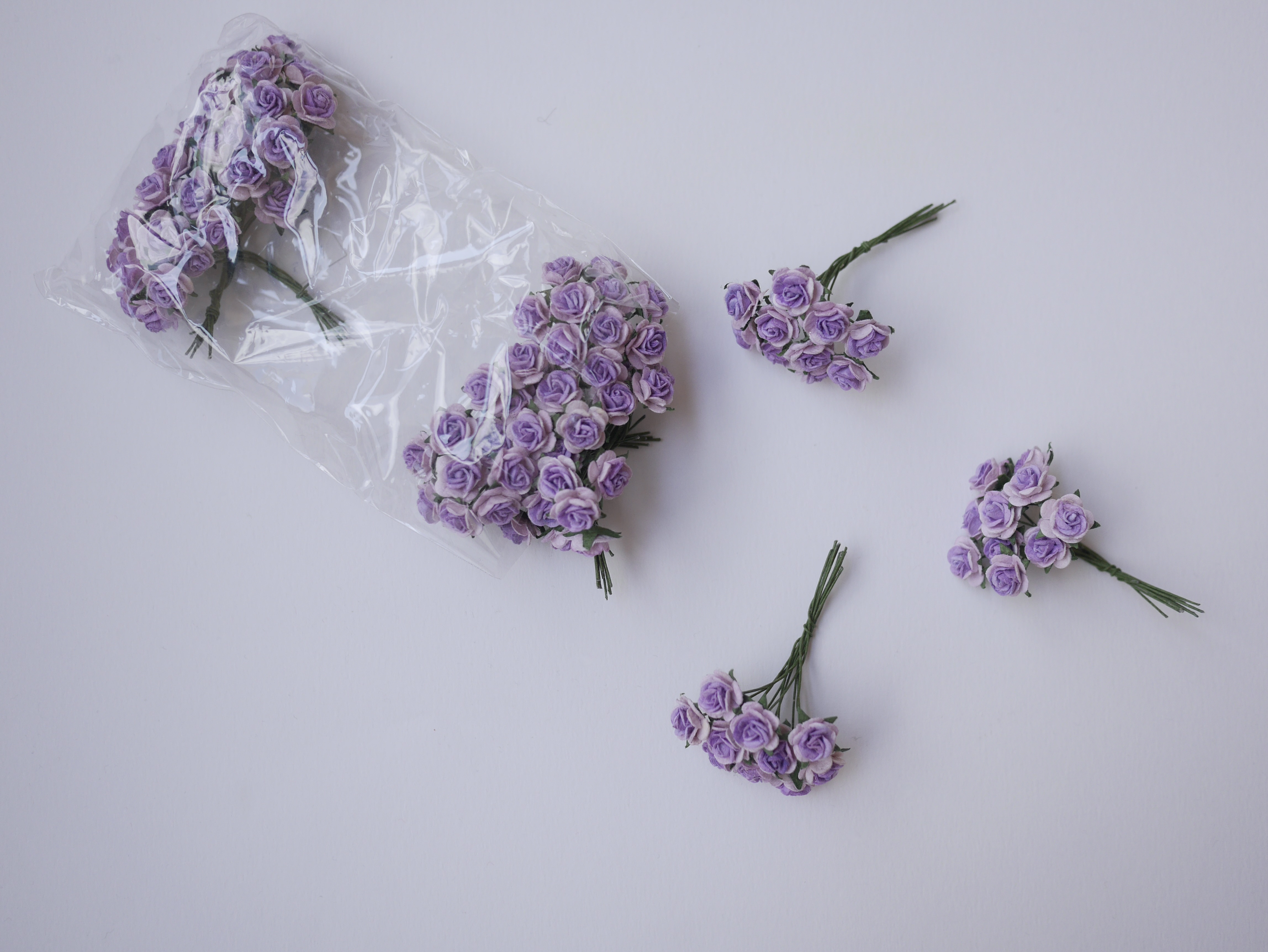 ดอกไม้กระดาษสาสำหรับตกแต่ง ของชำร่วย ดอกกุหลาบกระดาษสา ดอกไม้จิ๋ว สีม่วง two-tone ขนาด 0.8 cm. จำนวน 100 ดอก/1 ถุง