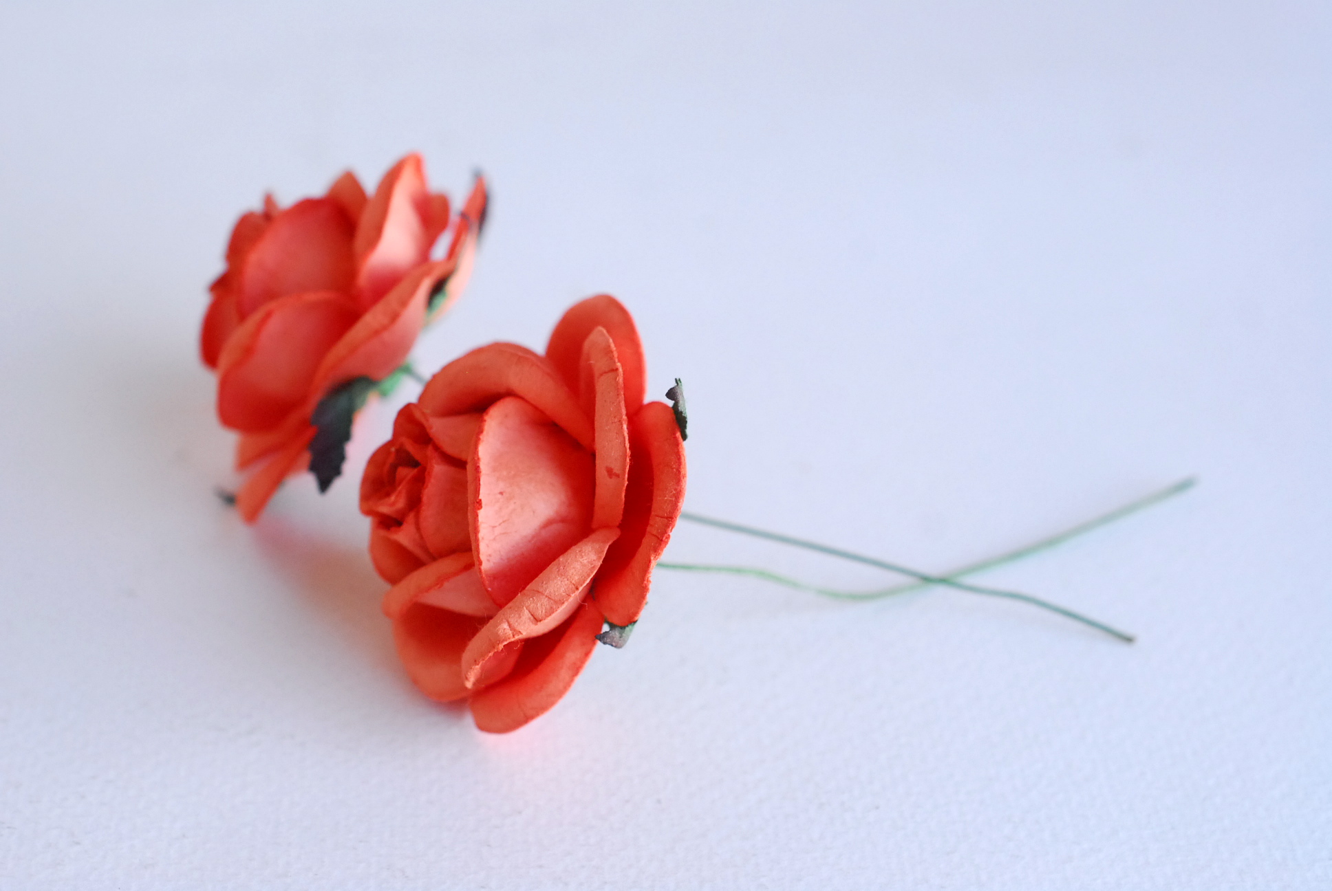 ดอกไม้กระดาษสา ราคาส่ง, ดอกกุหลาบกระดาษสา ดอกไม้ประดิษฐ์ ตกแต่งงานแต่งงานสีสวย ขนา่ด 4.5 cm., สำหรับของชำร่วย, งานแต่งงาน, ดอกไม้ทำข้อมือเจ้าสาว Paper flower,20 Pieces mulberry rose, 4.5 cm.orange color.