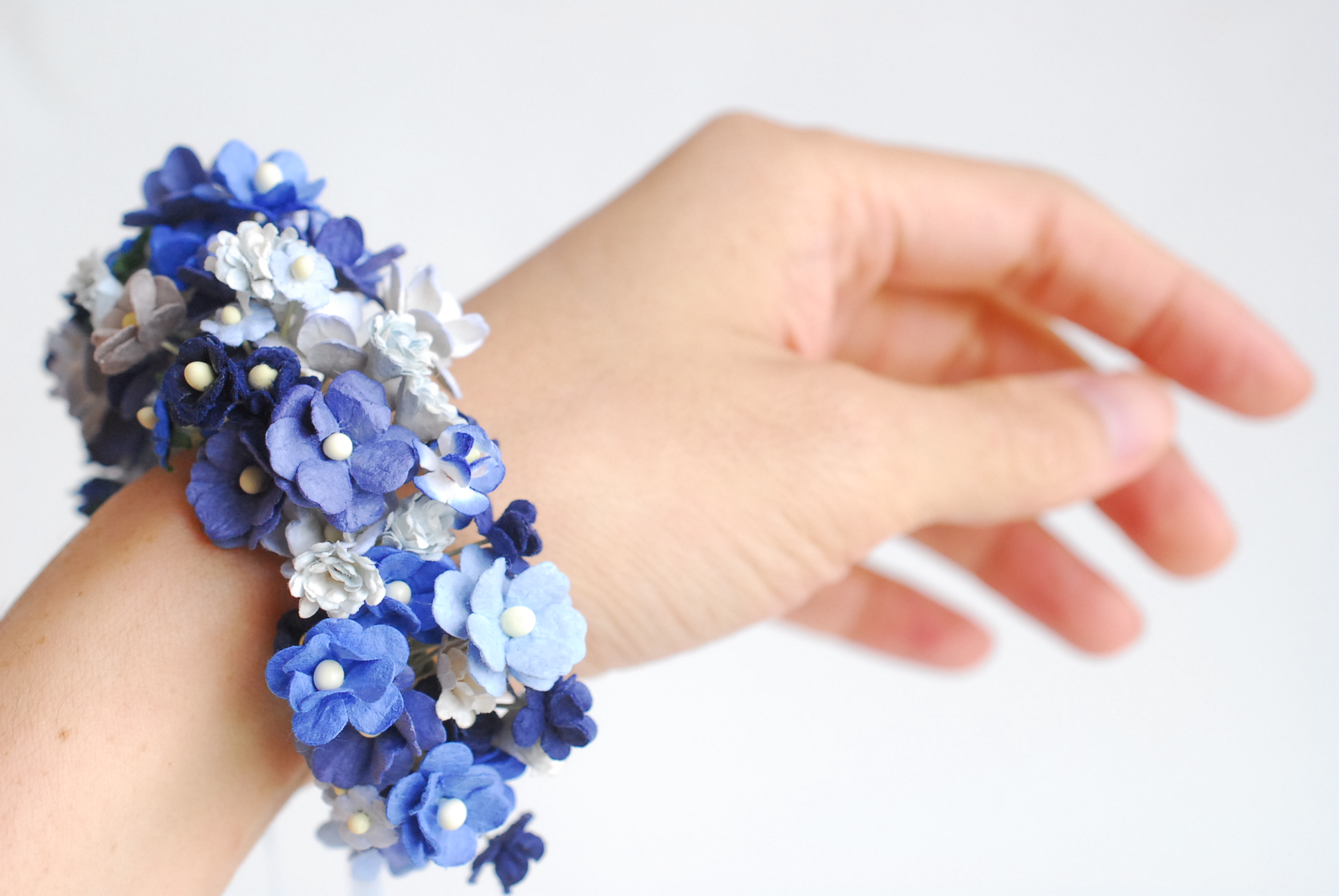 ข้อมือเพื่อนเจ้าสาว งานแต่งงาน ดอกไม้ประดิษฐ์ งานประดิษฐ์ DIY โทนสีน้ำเงิน ดอกไฮเดนเยียกระดาษสา และดอกไม้กระดาษสาขนาดเล็ก Handmade corsages 1 ชิ้น DIY corsage blue tone, hydenyia flowers 1 piece.