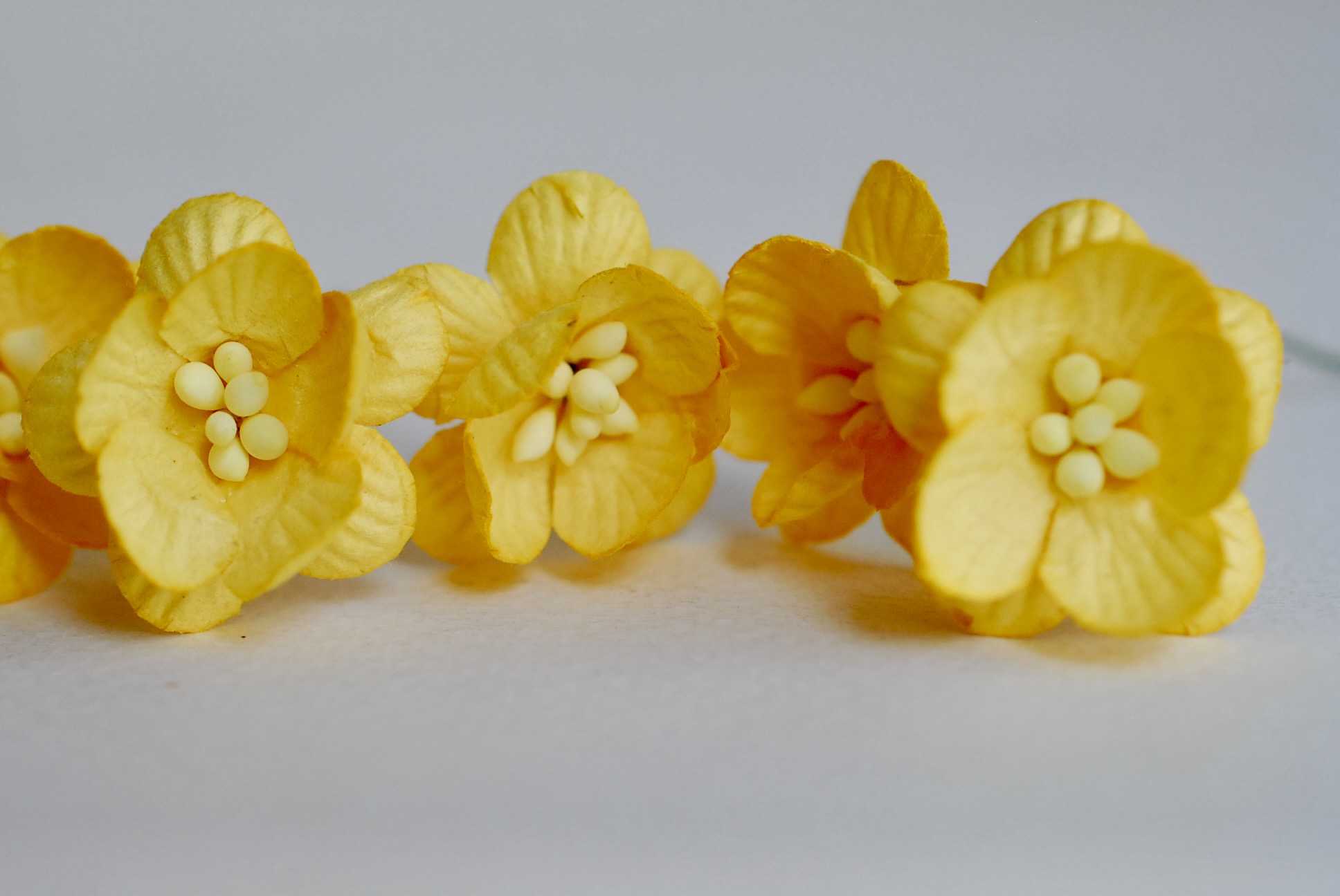 ดอกไม้กระดาษสา ดอกซากุระกระดาษ ขนาดเล็ก ดอกไม้กระดาษสาราคาส่ง ดอกไม้กระดาษสำหรับตกแต่งของชำร่วย งานแต่งงาน ทำช่อดอกไม้ติดอกเจ้าบ่าว ข้อมือดอกไม้เจ้าสาว ขนาด2.0 cm. 50 ดอก สีเหลืองกลาง Paper flowers supplies: DIY wedding tools small Cherry blossom (Sakura)