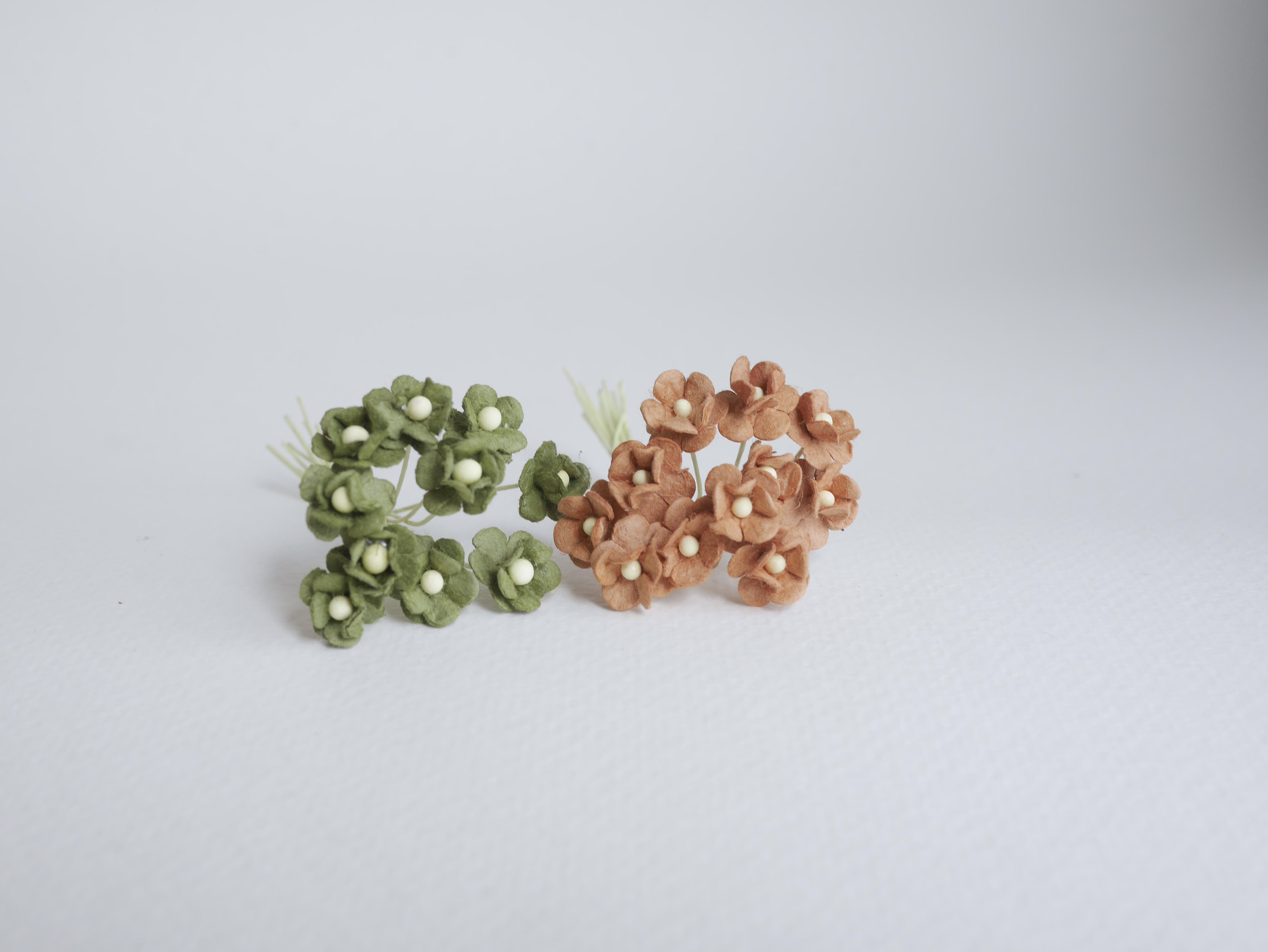 ดอกไม้กระดาษสา ดอกไม้กระดาษสาราคาส่ง ดอกไม้กระดาษสำหรับตกแต่ง งานแต่งงาน หรือติดของชำร่วย ดอก creeping lady 100 ดอก ขนาด 0.8 cm. คละสี Small Paper Flower with stem, 100 pcs., size 0.8 cm., creeping flowers 2 layers, mixed color.