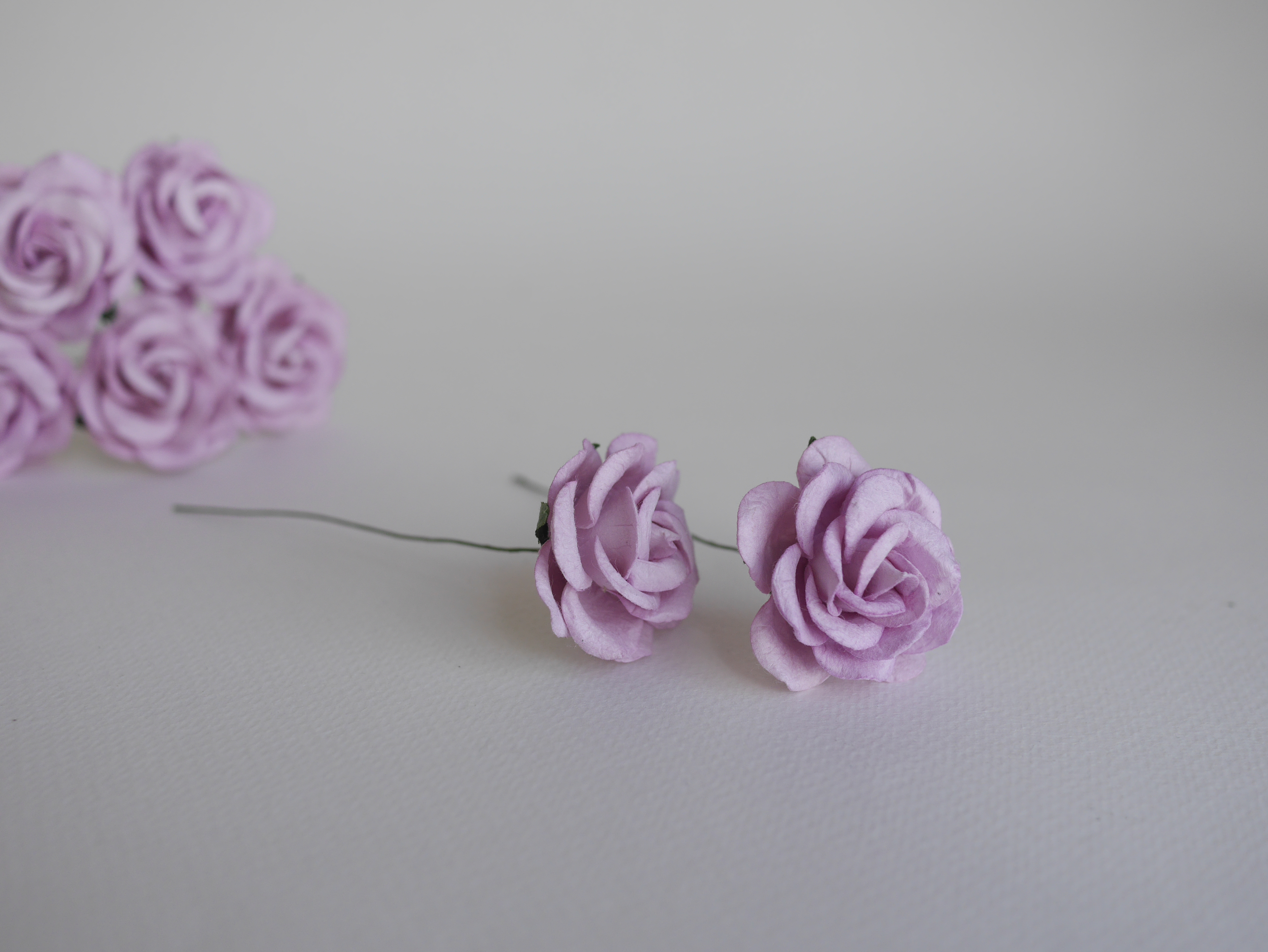 ดอกไม้กระดาษสา ดอกกุหลาบกระดาษสา ดอกไม้กุหลาบ กลีบโค้ง ดอกไม้ประดิษฐ์ สำหรับตกแต่ง หรืองานแต่งงาน สีม่วงพาสเทลขนาด 3.5 cm. จำนวน 25 ดอก Paper flowers, handmade flowers, small roses paper size 3.5 cm. 25 pieces, pastel purple color.