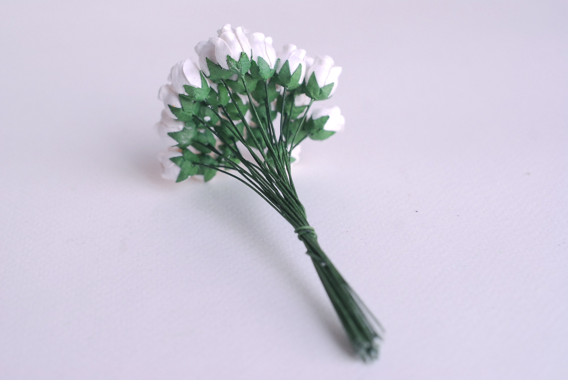 ดอกไม้กระดาษสา ดอกไม้กระดาษสา จตุจักร งานประดิษฐ์ ดอกไม้ทำข้อมือเพื่อนเจ้าสาว แต่งงาน, ดอกกุหลาบตูม 0.8x1 cm. 25 ดอก สีขาว paper flowers, budding roses flower 0.8x1 cm. 25 pieces white color.