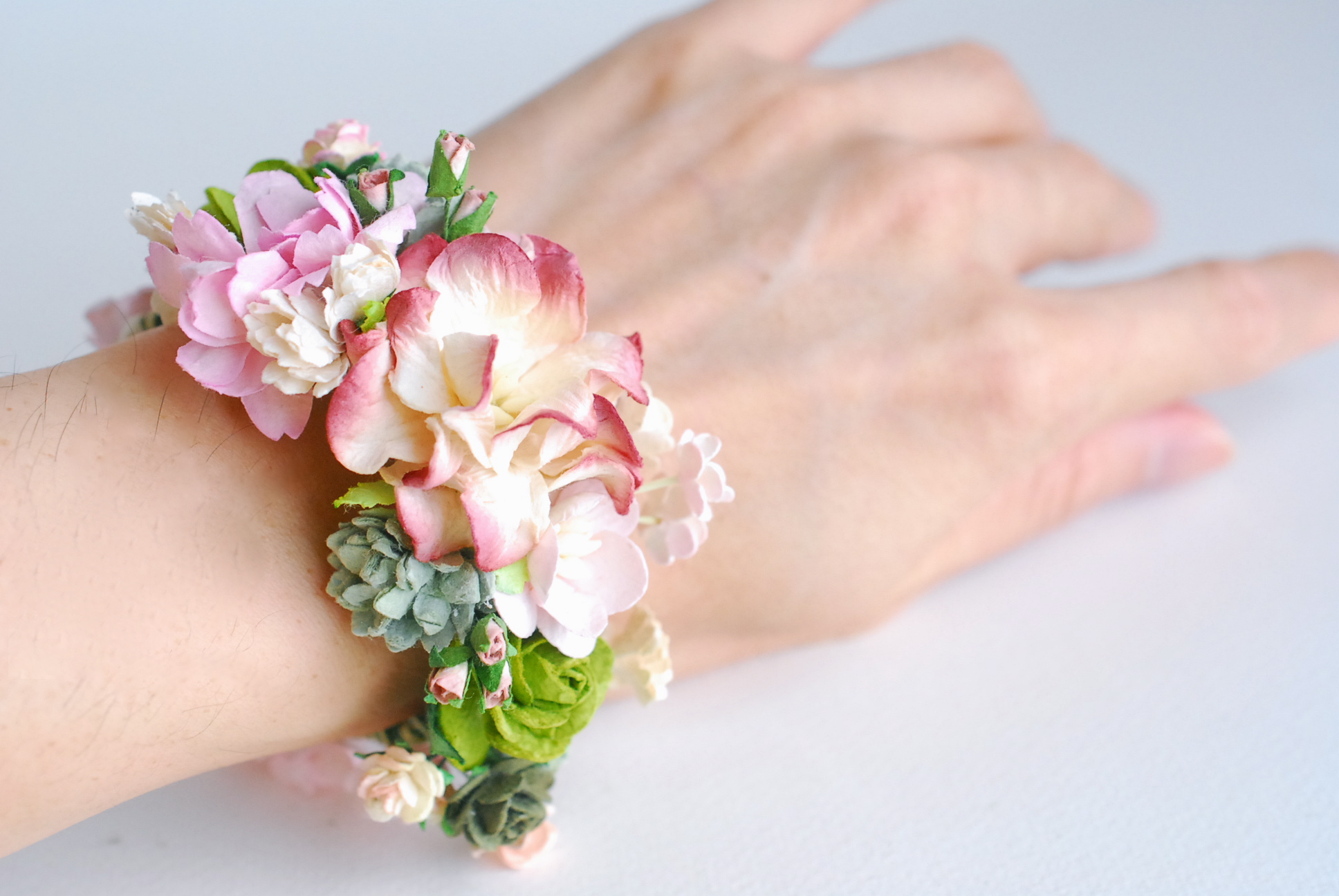 อมือเพื่อนเจ้าสาว งานแต่งงาน งานประดิษฐ์ DIY สีแดง burgandy ชมพู เขียว ivory ดอกกุหลาบกระดาษสา และดอกไม้กระดาษสาขนาดเล็ก Handmade corsages 1 ชิ้น