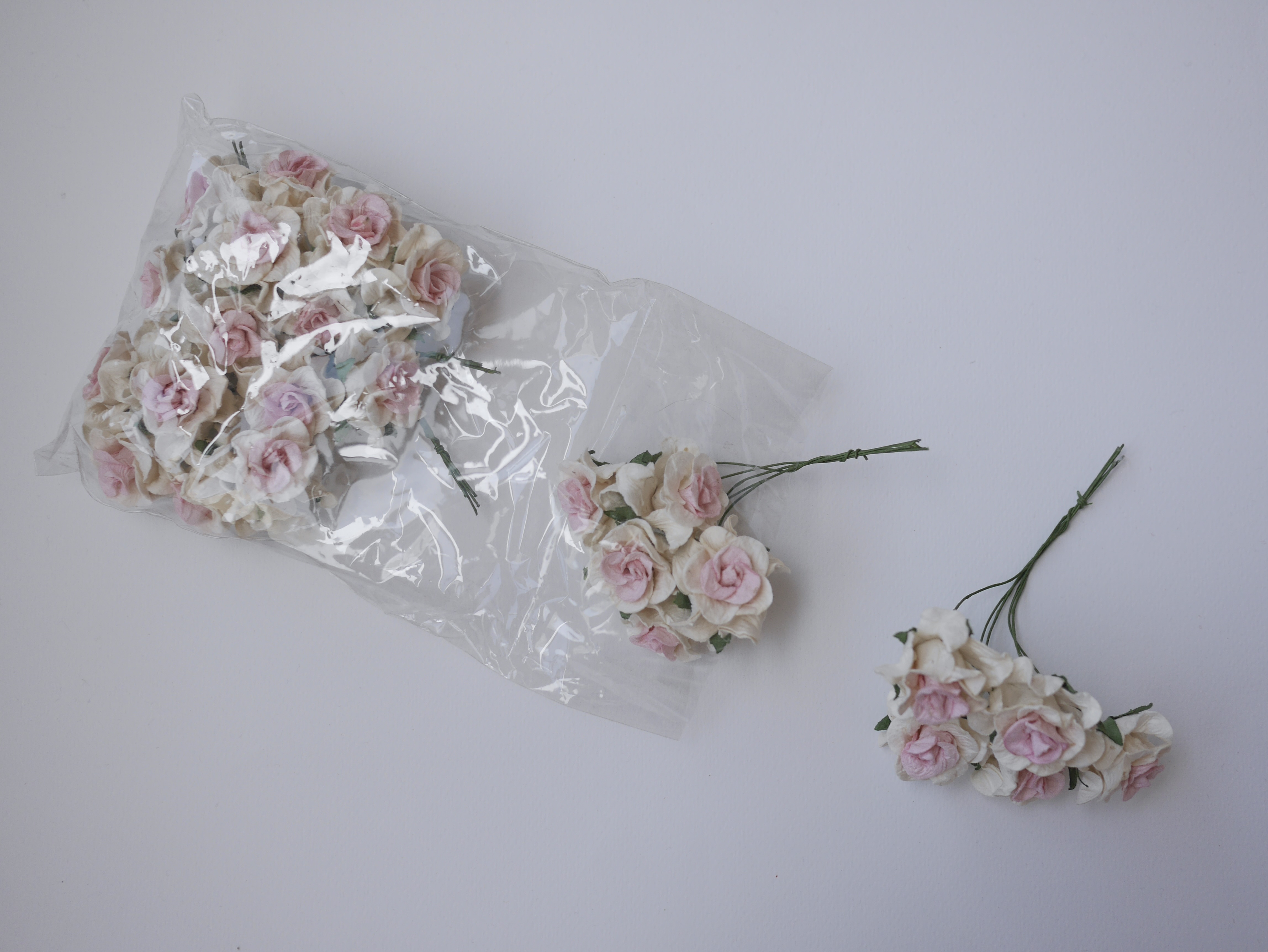 ดอกไม้ประดิษฐ์ ดอกไม้กระดาษสา ตกแต่งงานแต่งงาน งานแต่งงาน ดอกไม้ทำมงกุฎ ดอกกุหลาบขนาด 3.5 cm. 25 ดอก กลีบบิด สีชมพู-ขาว