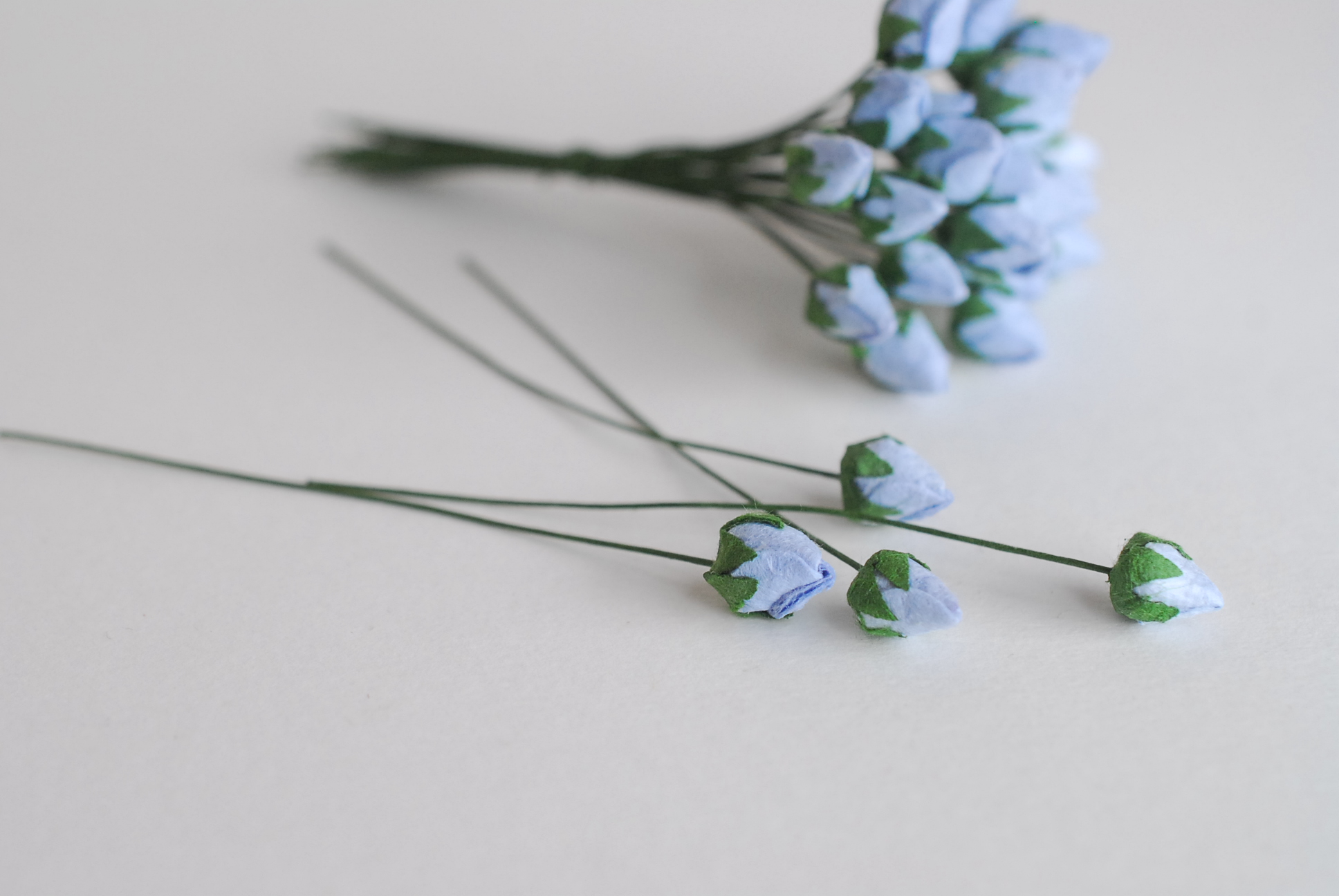 ดอกไม้กระดาษสา ดอกไม้กระดาษสา จตุจักร งานประดิษฐ์ ดอกไม้ทำข้อมือเพื่อนเจ้าสาว แต่งงาน, ดอกกุหลาบตูม 50 ดอก สีน้ำเงินตุ่น ขนาด 0.8 x 0.8 cm. paper flowers, budding roses flower 1.5x1.5 cm. 50 pieces. pale blue color.