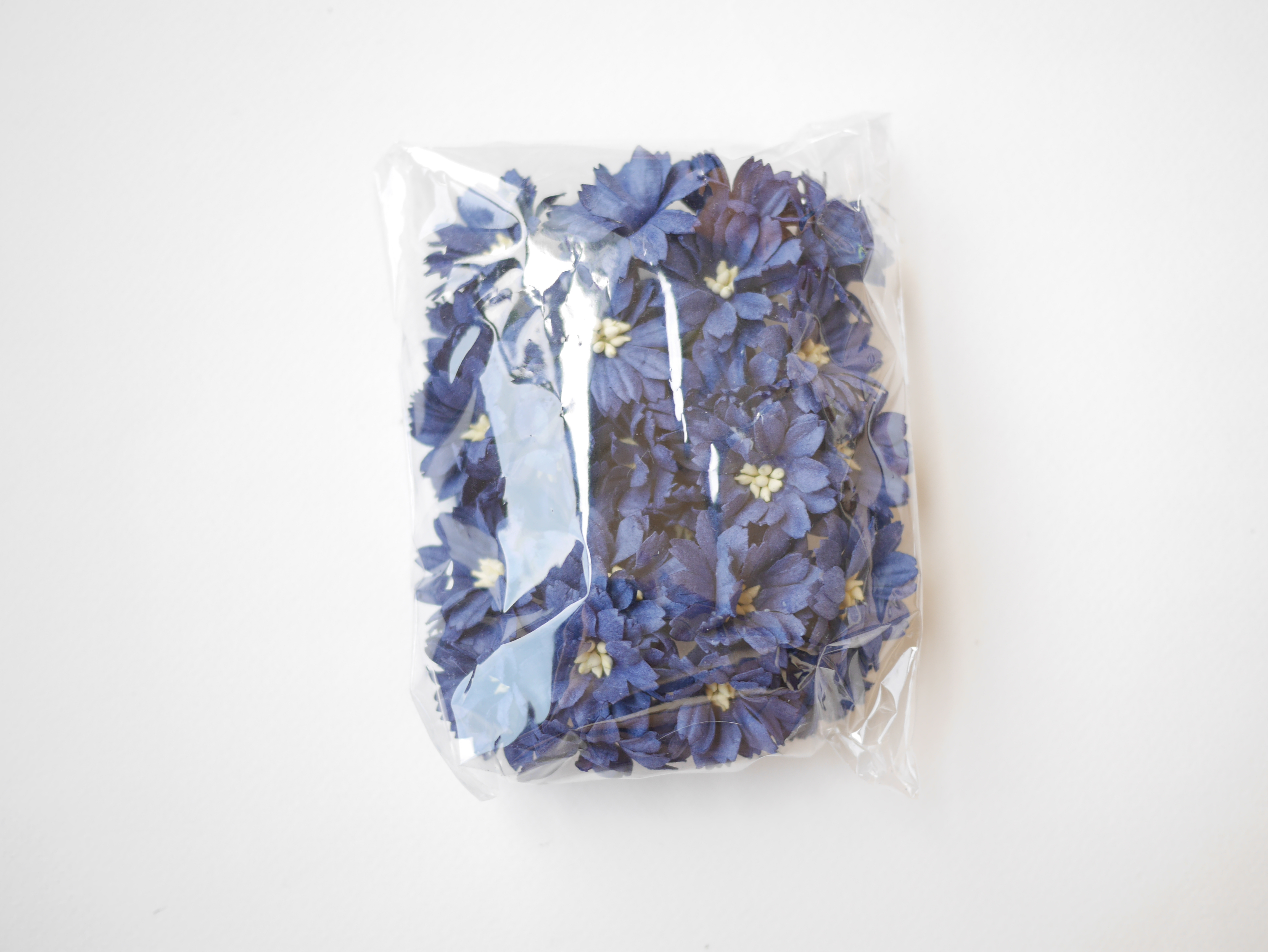 ดอกไม้กระดาษสา ดอกไม้ประดิษฐ์จากกระดาษสา ดอกเดซี่ ดอกไม้กระดาษสาขายส่ง ดอกไม้ประดิษฐ์ ดอกไม้ทำข้อมือเพื่อนเจ้าสาว ดอก daisy ขนาด 3.5 cm. จำนวน 25 ดอก สีน้ำเงินกรมท่า Paper Flower, 25 Daisy Flowers, ivory color, size 4.5 cm., passion blue pollen.