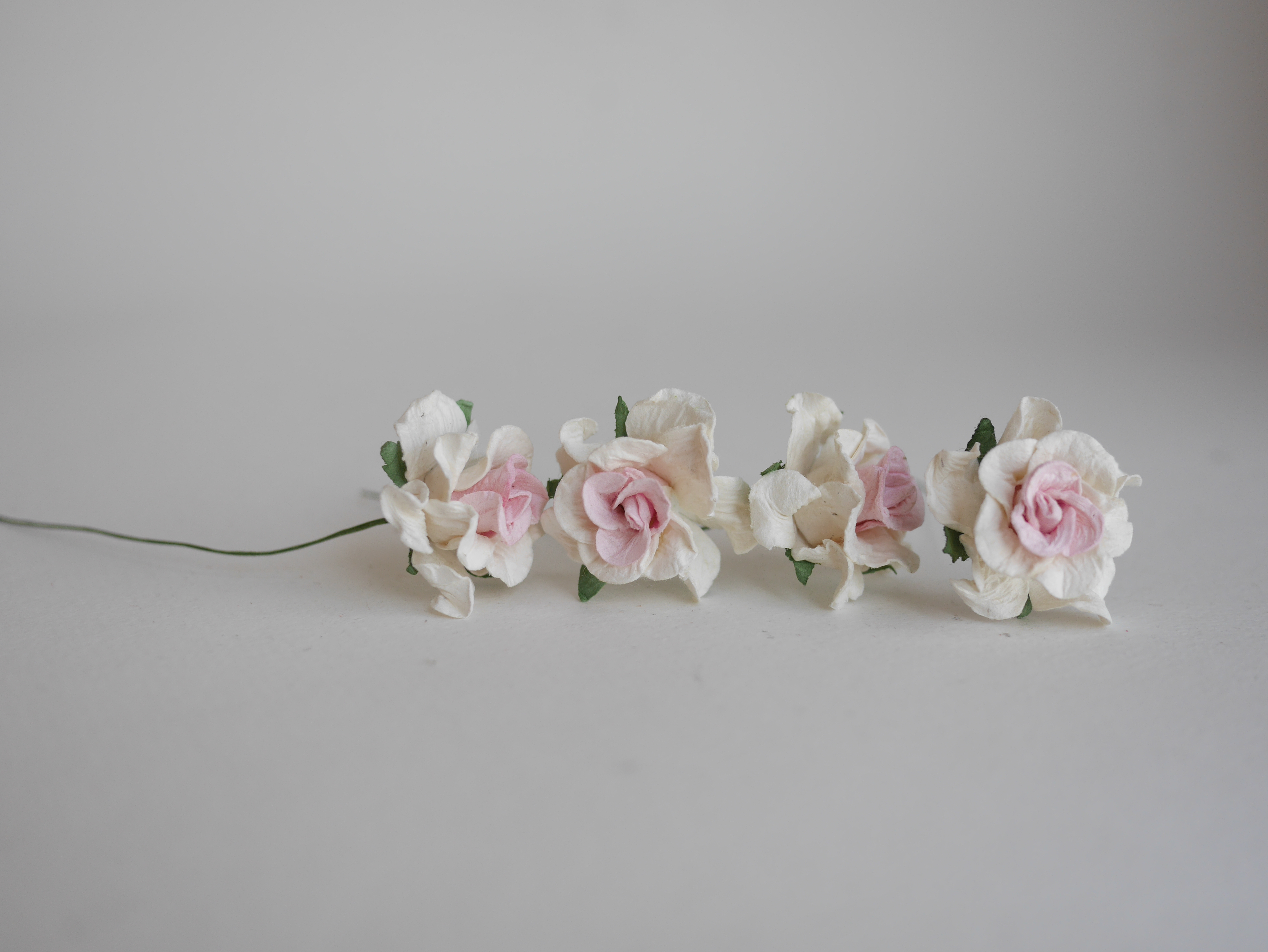 ดอกไม้ประดิษฐ์ ดอกไม้กระดาษสา ตกแต่งงานแต่งงาน งานแต่งงาน ดอกไม้ทำมงกุฎ ดอกกุหลาบขนาด 3.5 cm. 25 ดอก กลีบบิด สีชมพู-ขาว